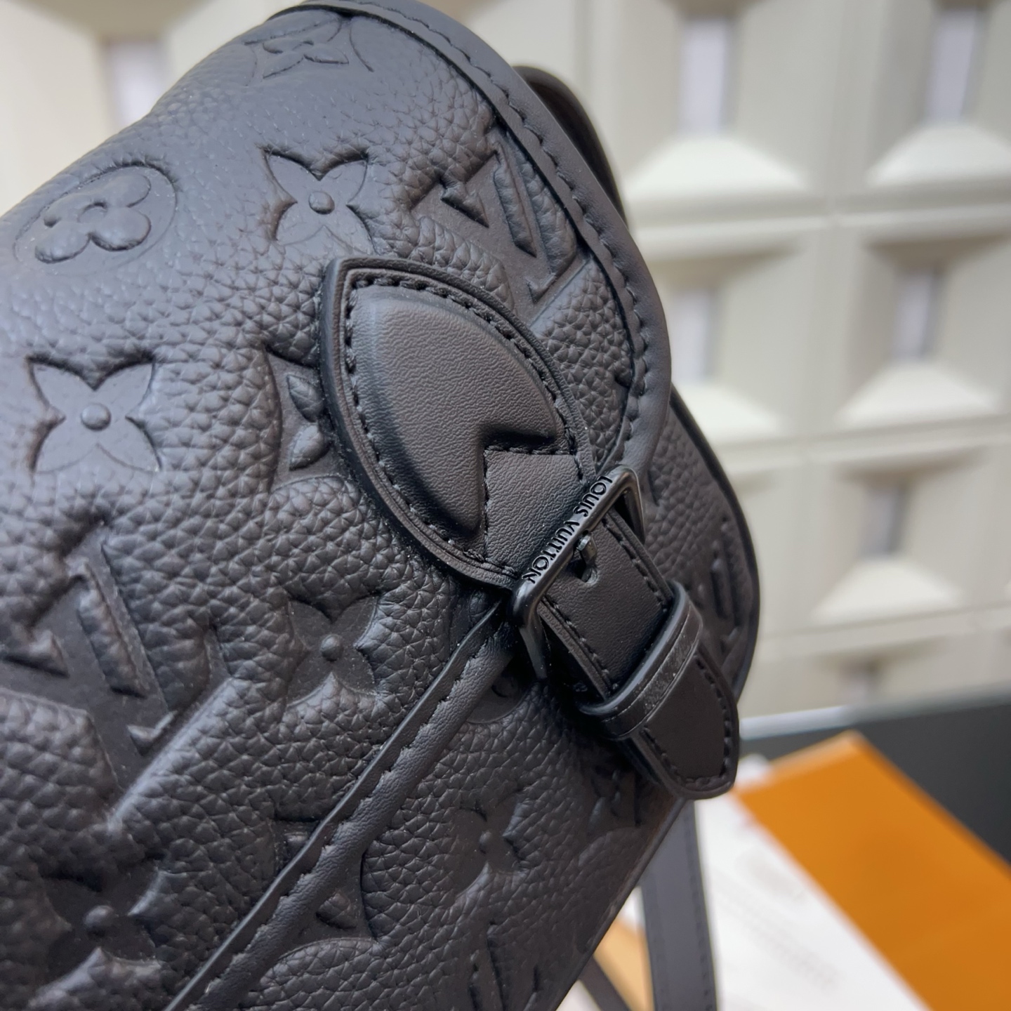 P240 Louisvuitton 路易威登
Lv 牛皮Monogram Archive 耀目金属件磁扣开合涂层帆布 单肩斜挎包 经典百搭 实物拍摄  配送防尘袋 15 x 20cm。