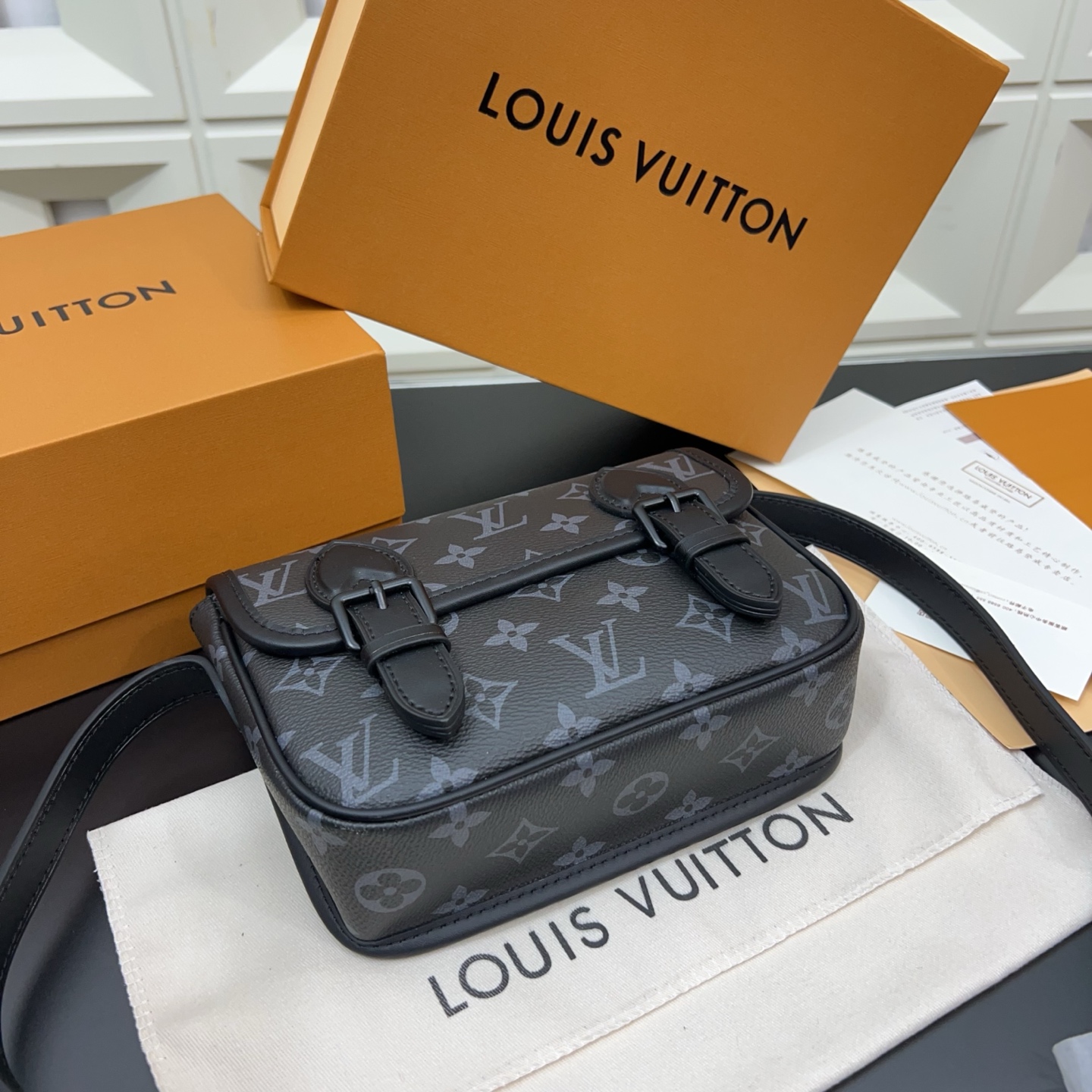 P230 Louisvuitton 路易威登
Lv 牛皮Monogram Archive 耀目金属件磁扣开合涂层帆布 单肩斜挎包 经典百搭 实物拍摄  配送防尘袋 15 x 20cm。
