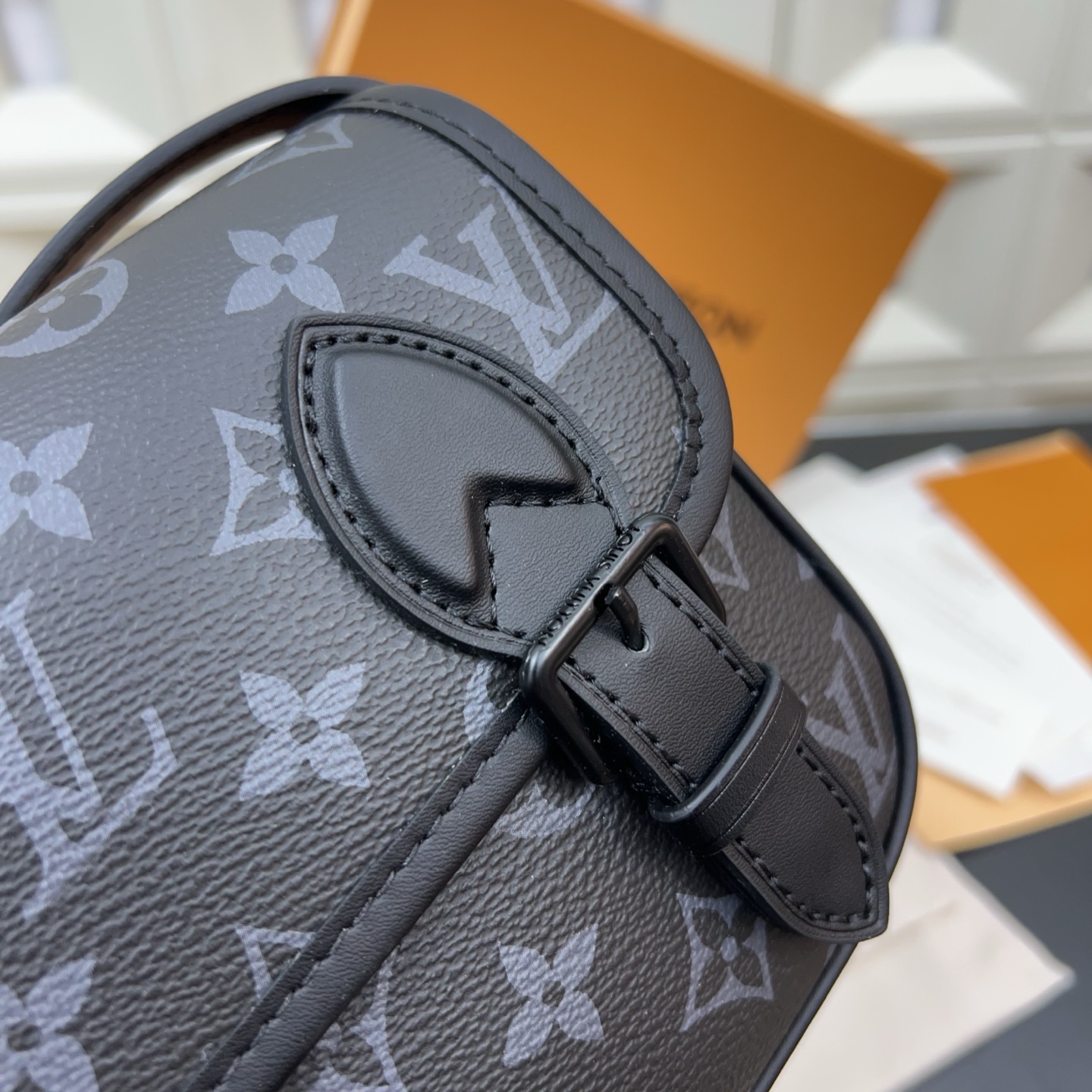 P230 Louisvuitton 路易威登
Lv 牛皮Monogram Archive 耀目金属件磁扣开合涂层帆布 单肩斜挎包 经典百搭 实物拍摄  配送防尘袋 15 x 20cm。
