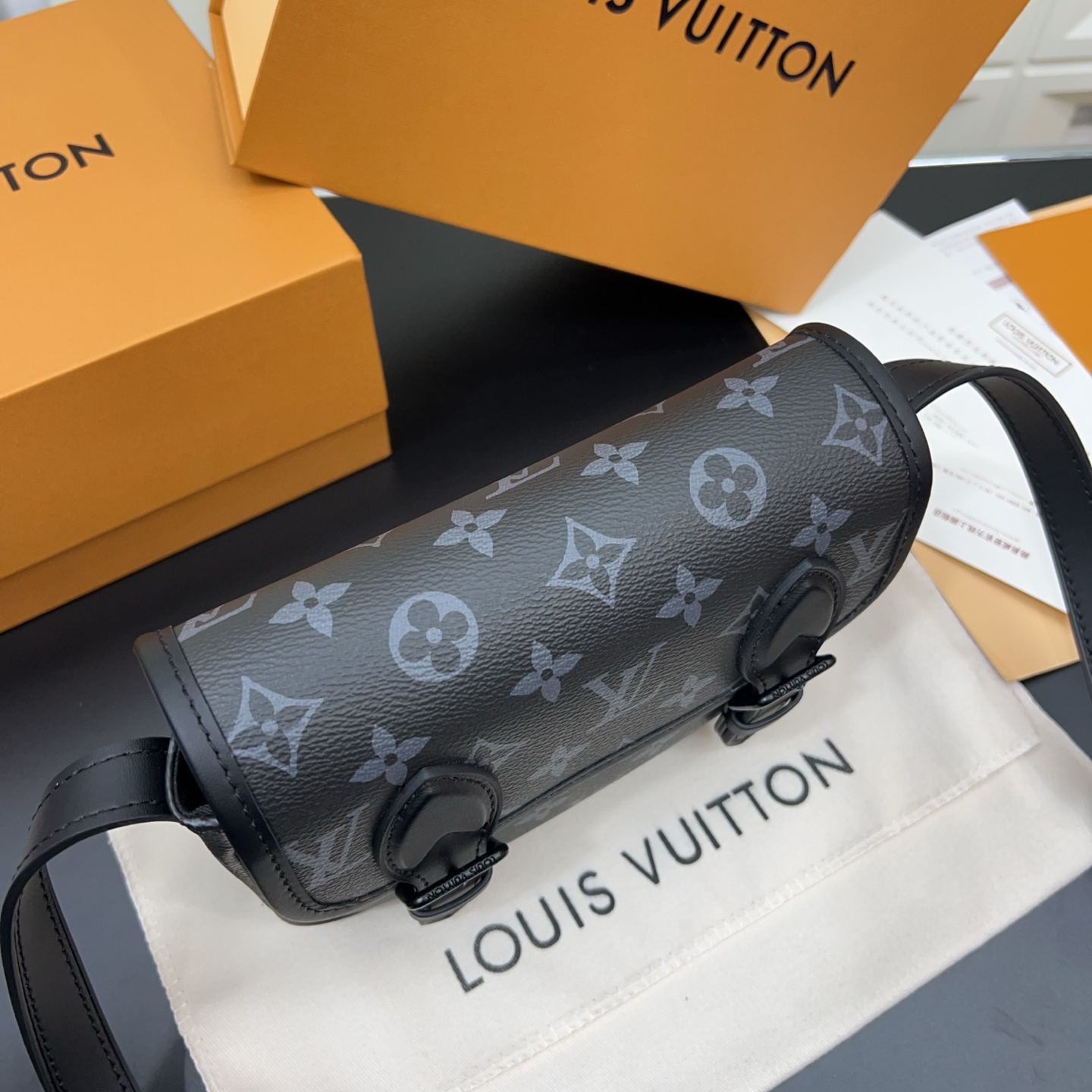 P230 Louisvuitton 路易威登
Lv 牛皮Monogram Archive 耀目金属件磁扣开合涂层帆布 单肩斜挎包 经典百搭 实物拍摄  配送防尘袋 15 x 20cm。