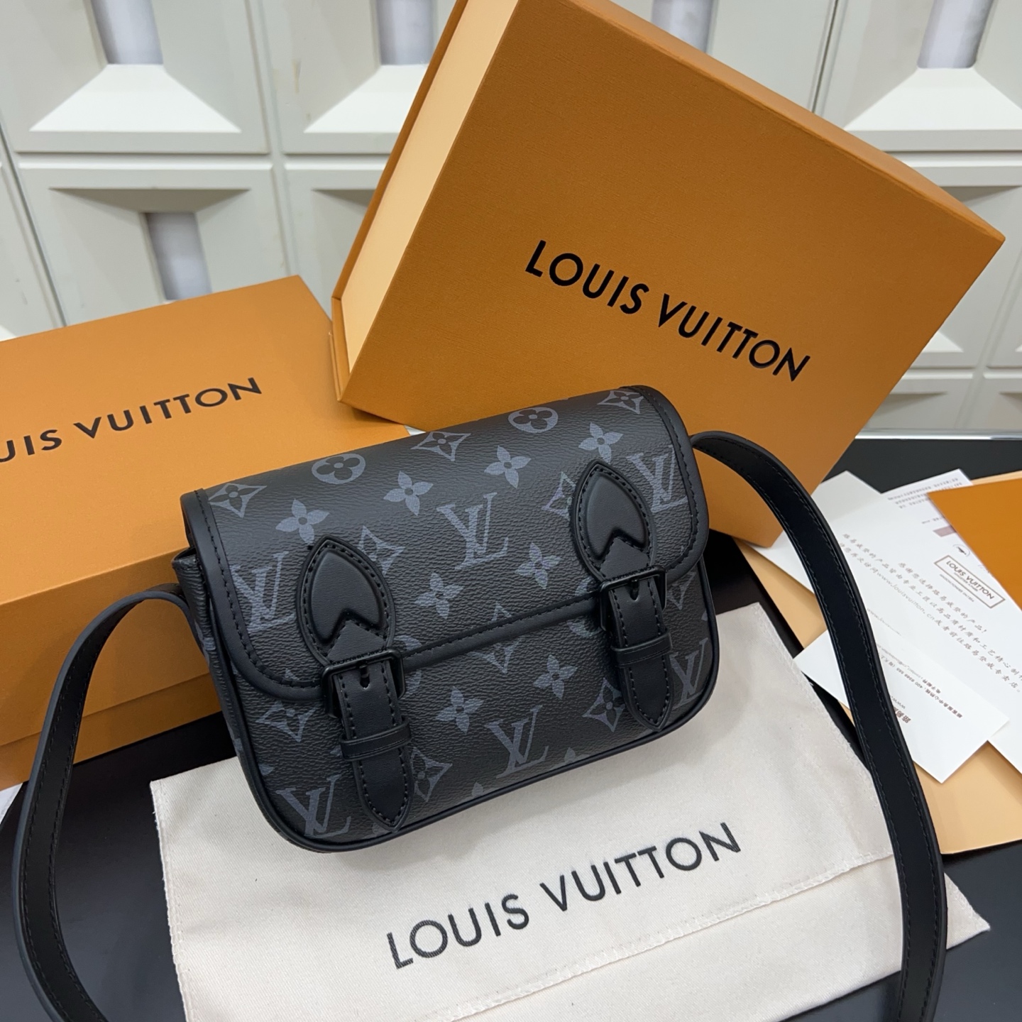 P230 Louisvuitton 路易威登
Lv 牛皮Monogram Archive 耀目金属件磁扣开合涂层帆布 单肩斜挎包 经典百搭 实物拍摄  配送防尘袋 15 x 20cm。