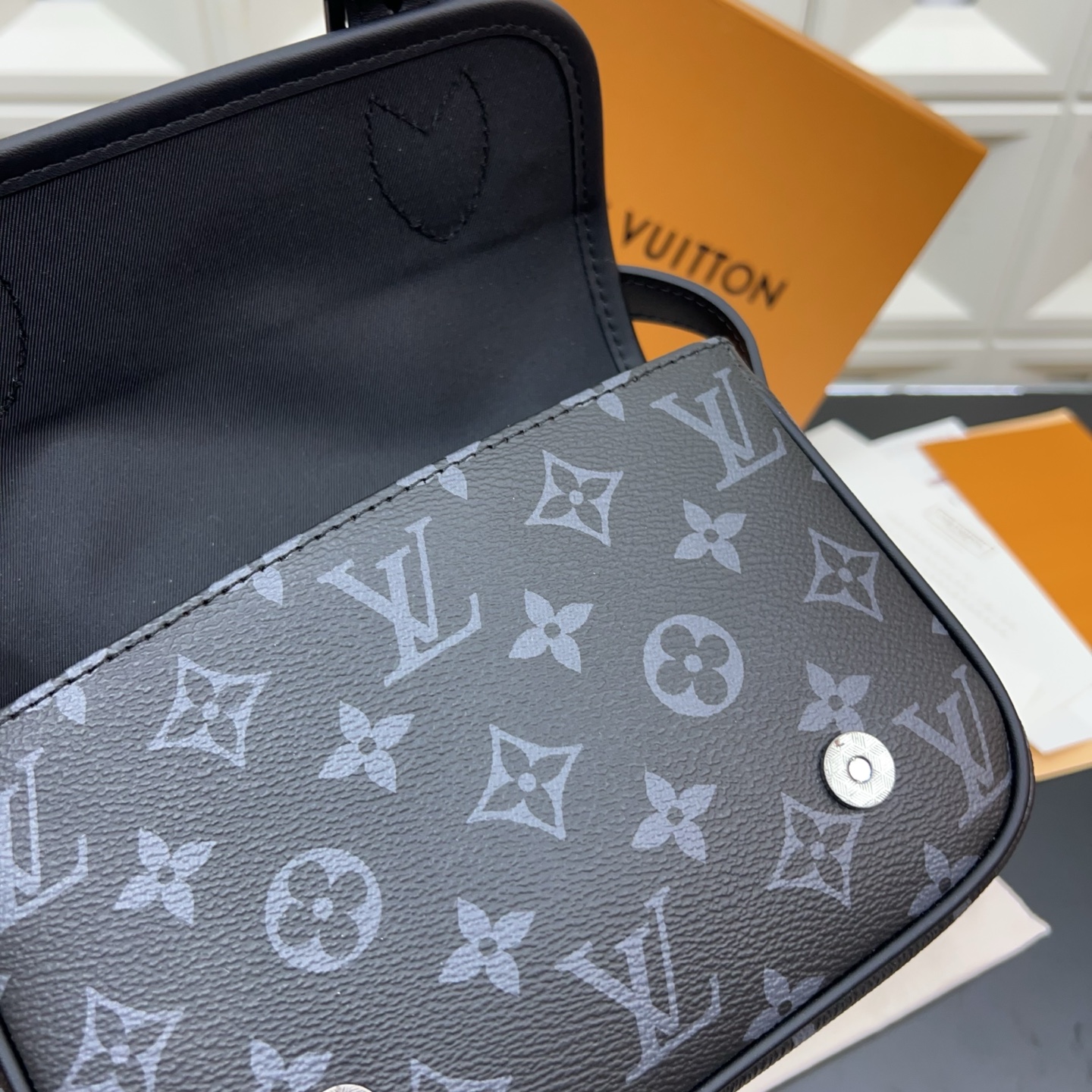 P230 Louisvuitton 路易威登
Lv 牛皮Monogram Archive 耀目金属件磁扣开合涂层帆布 单肩斜挎包 经典百搭 实物拍摄  配送防尘袋 15 x 20cm。
