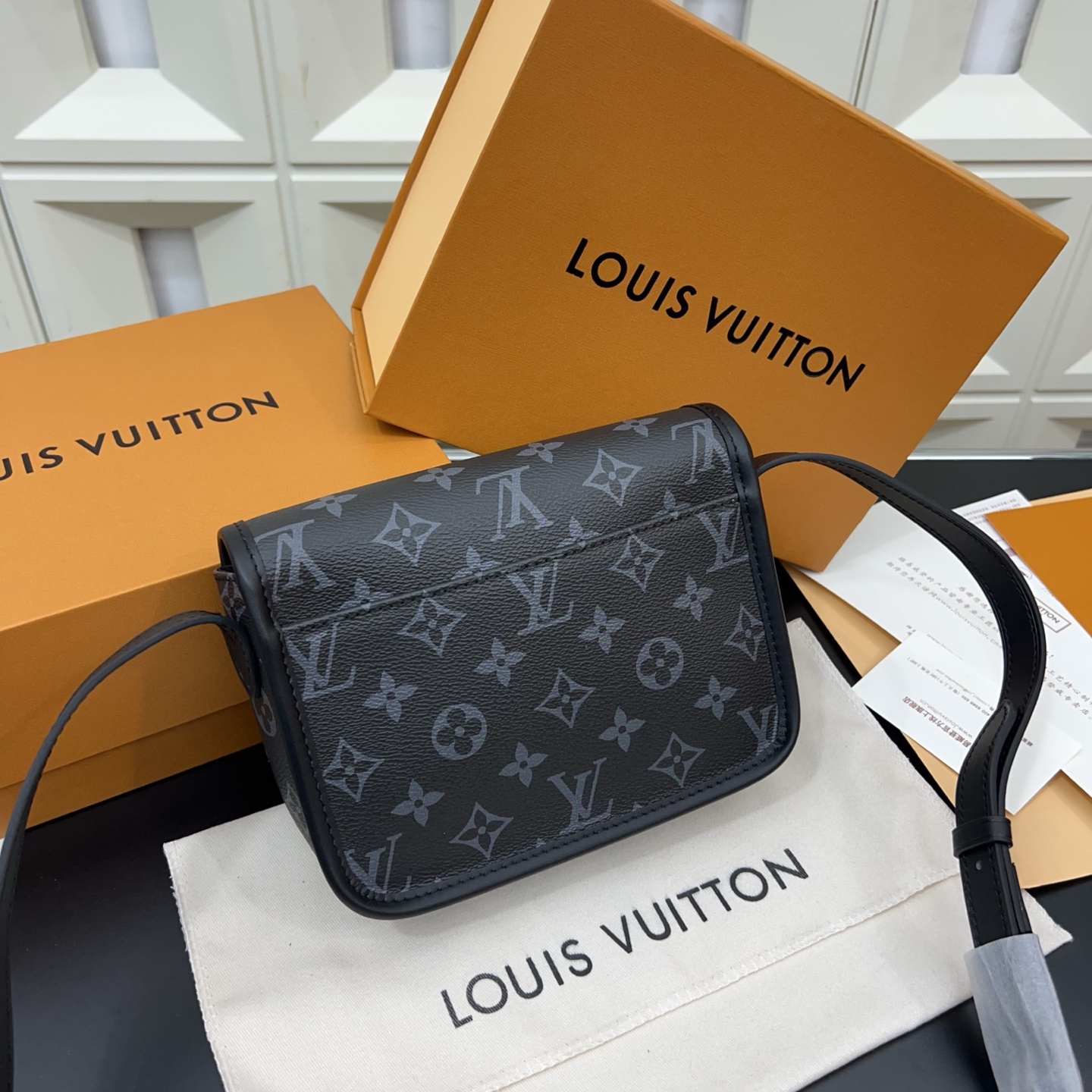 P230 Louisvuitton 路易威登
Lv 牛皮Monogram Archive 耀目金属件磁扣开合涂层帆布 单肩斜挎包 经典百搭 实物拍摄  配送防尘袋 15 x 20cm。