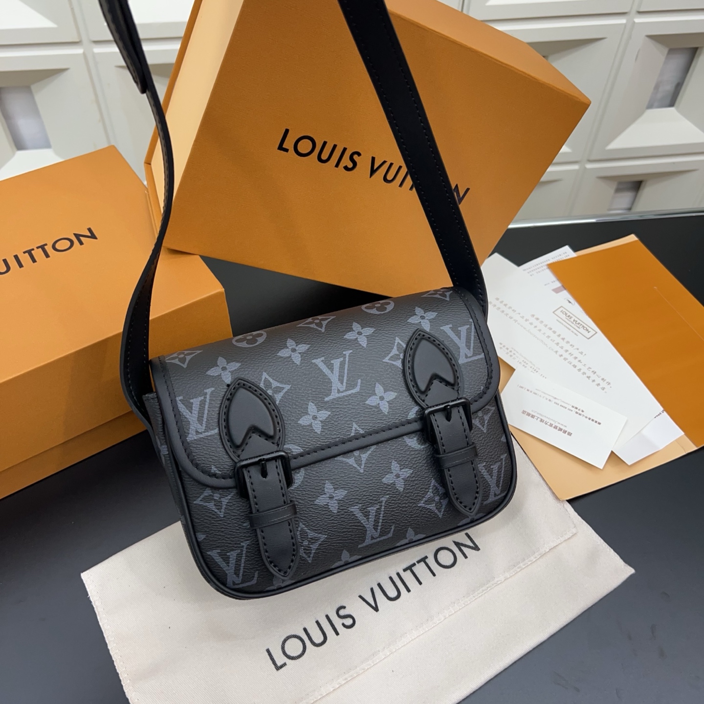 P230 Louisvuitton 路易威登
Lv 牛皮Monogram Archive 耀目金属件磁扣开合涂层帆布 单肩斜挎包 经典百搭 实物拍摄  配送防尘袋 15 x 20cm。
