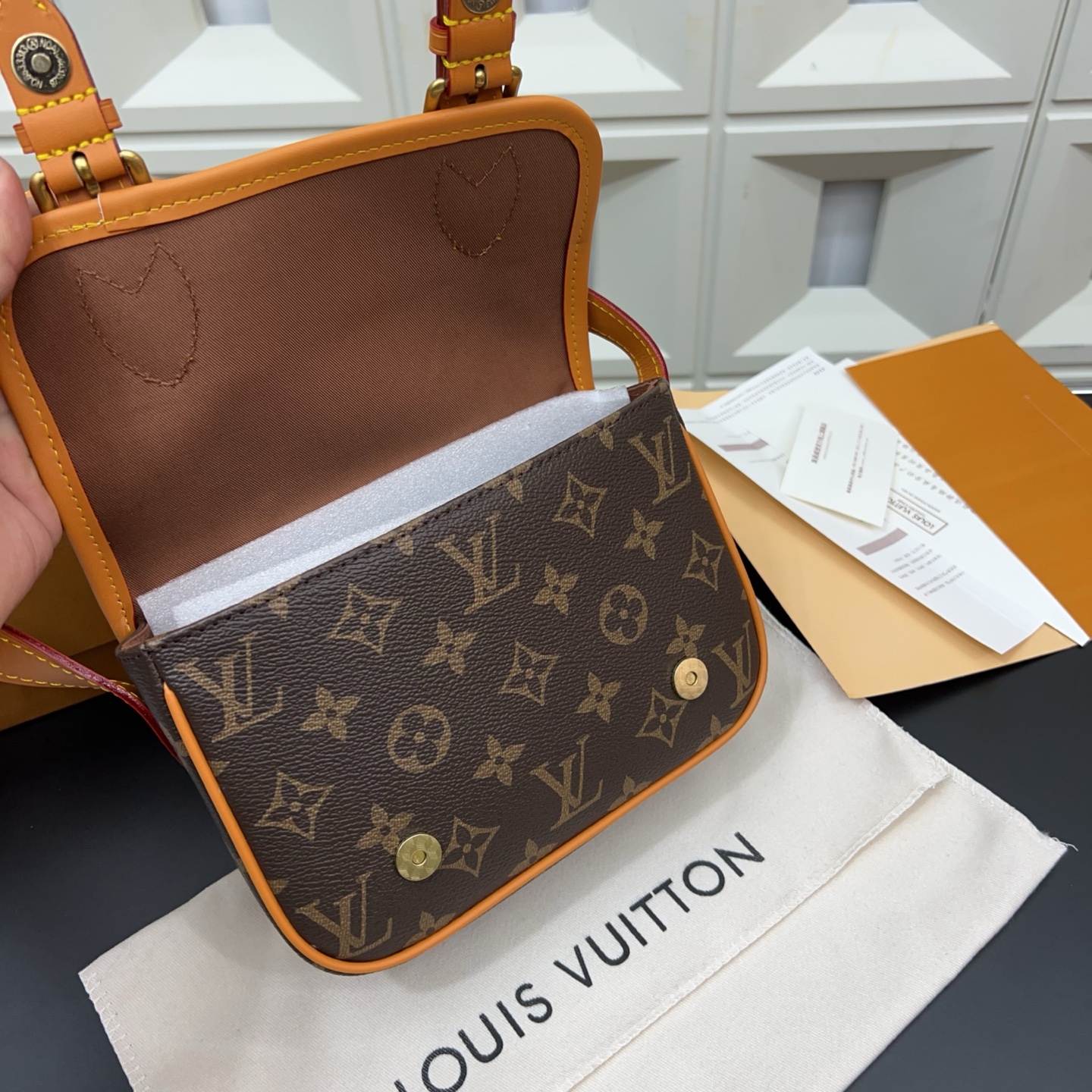 P230 Louisvuitton 路易威登
Lv 牛皮Monogram Archive 耀目金属件磁扣开合涂层帆布 单肩斜挎包 经典百搭 实物拍摄  配送防尘袋 15 x 20cm。