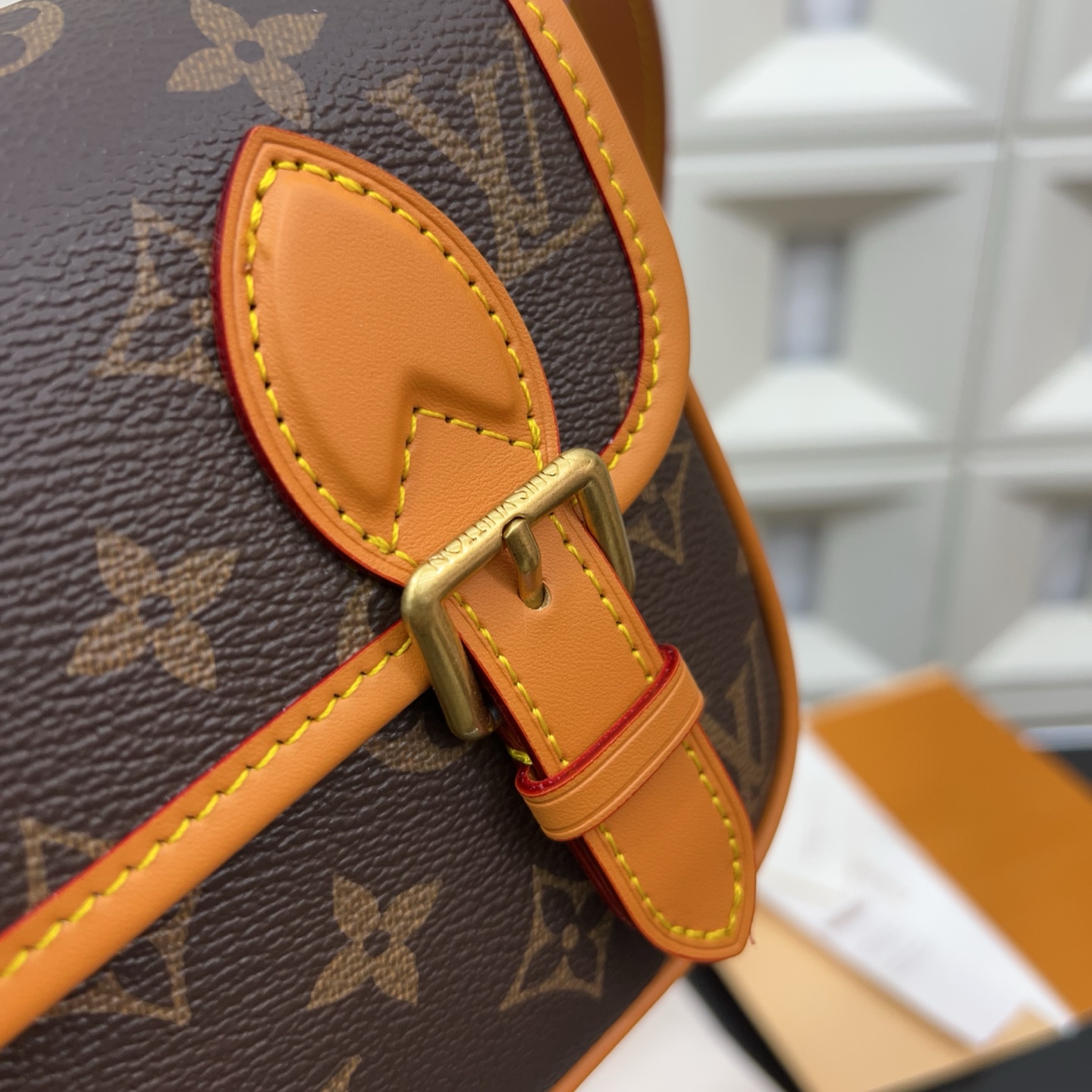 P230 Louisvuitton 路易威登
Lv 牛皮Monogram Archive 耀目金属件磁扣开合涂层帆布 单肩斜挎包 经典百搭 实物拍摄  配送防尘袋 15 x 20cm。