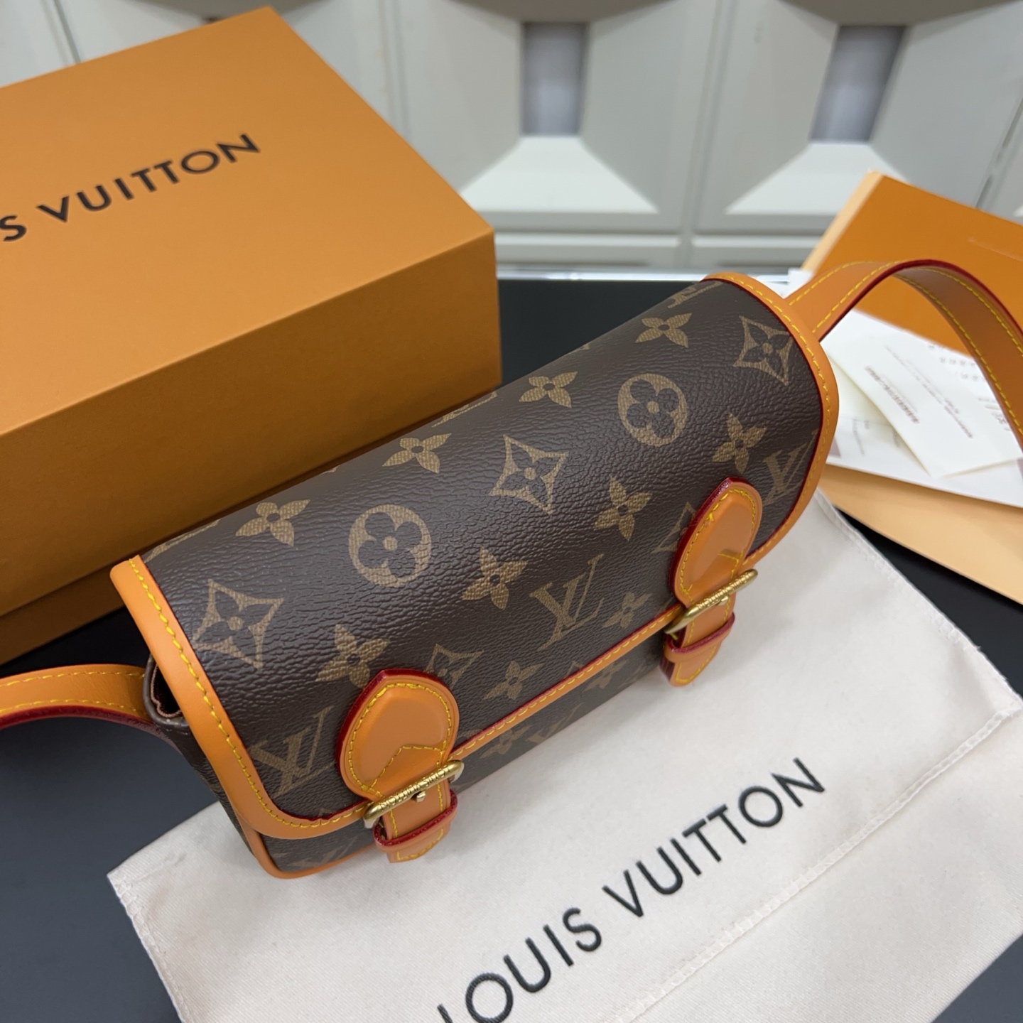 P230 Louisvuitton 路易威登
Lv 牛皮Monogram Archive 耀目金属件磁扣开合涂层帆布 单肩斜挎包 经典百搭 实物拍摄  配送防尘袋 15 x 20cm。