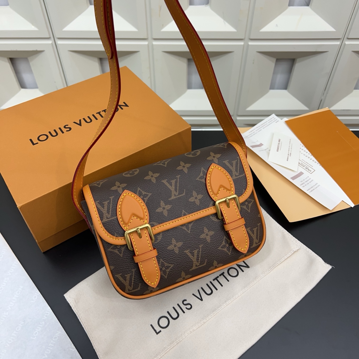 P230 Louisvuitton 路易威登
Lv 牛皮Monogram Archive 耀目金属件磁扣开合涂层帆布 单肩斜挎包 经典百搭 实物拍摄  配送防尘袋 15 x 20cm。