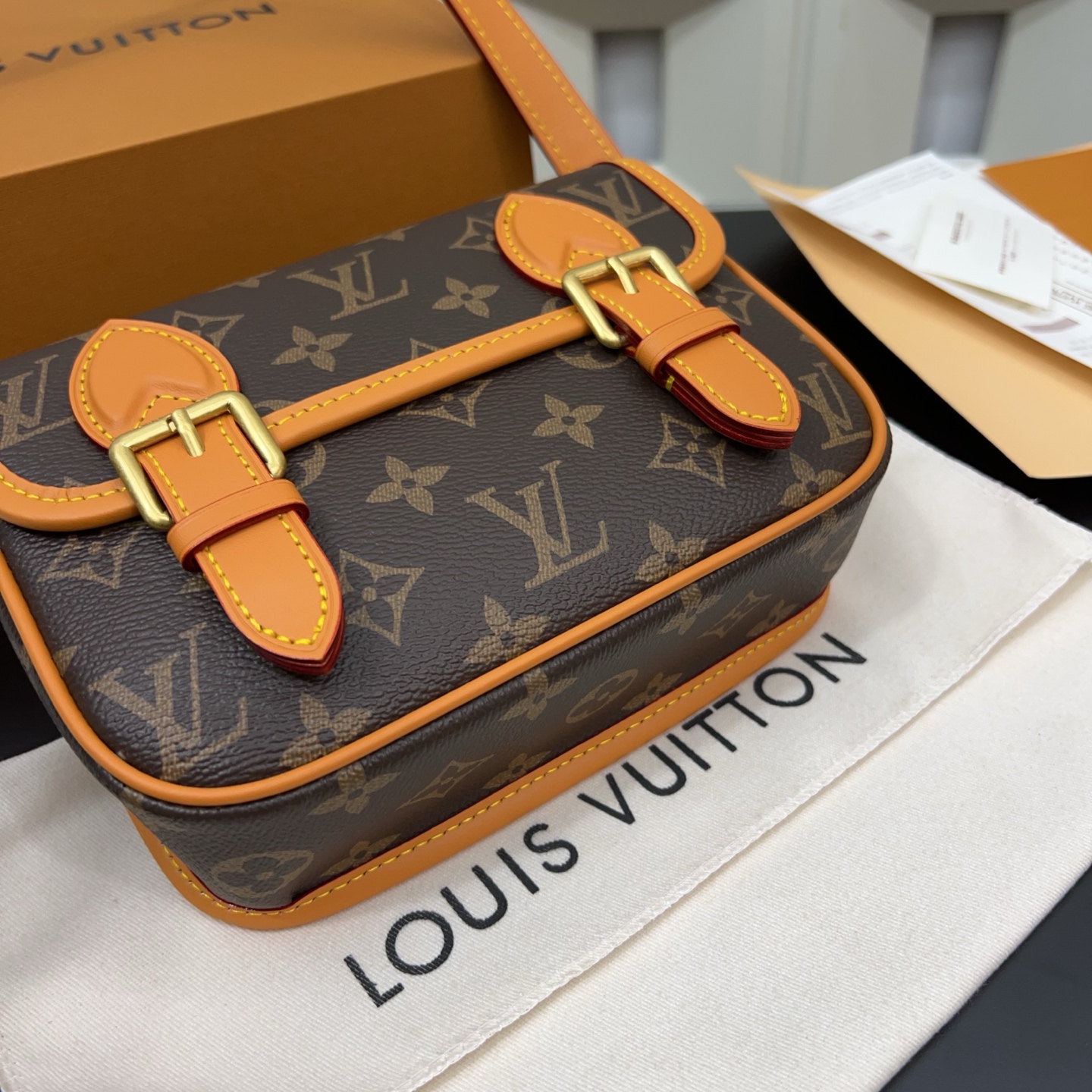P230 Louisvuitton 路易威登
Lv 牛皮Monogram Archive 耀目金属件磁扣开合涂层帆布 单肩斜挎包 经典百搭 实物拍摄  配送防尘袋 15 x 20cm。