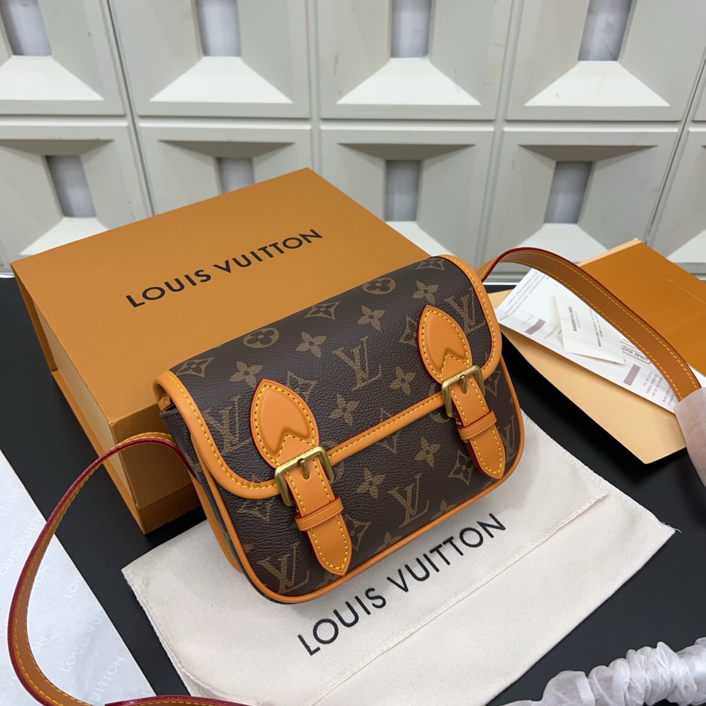 P230 Louisvuitton 路易威登
Lv 牛皮Monogram Archive 耀目金属件磁扣开合涂层帆布 单肩斜挎包 经典百搭 实物拍摄  配送防尘袋 15 x 20cm。
