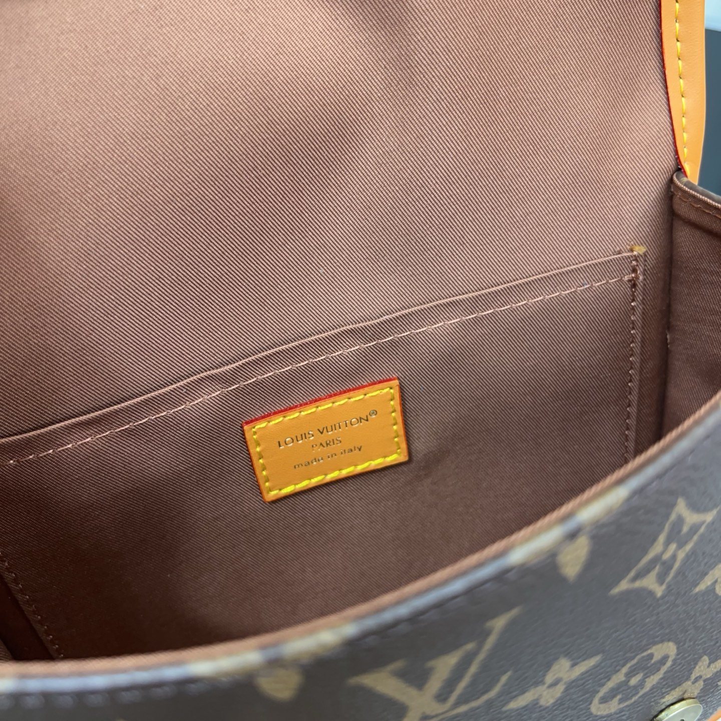 P230 Louisvuitton 路易威登
Lv 牛皮Monogram Archive 耀目金属件磁扣开合涂层帆布 单肩斜挎包 经典百搭 实物拍摄  配送防尘袋 15 x 20cm。