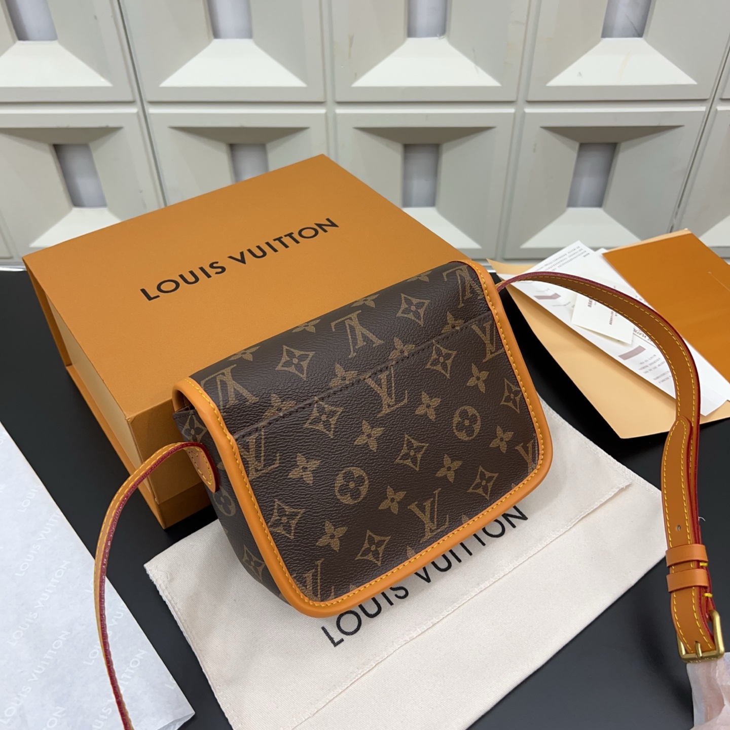 P230 Louisvuitton 路易威登
Lv 牛皮Monogram Archive 耀目金属件磁扣开合涂层帆布 单肩斜挎包 经典百搭 实物拍摄  配送防尘袋 15 x 20cm。
