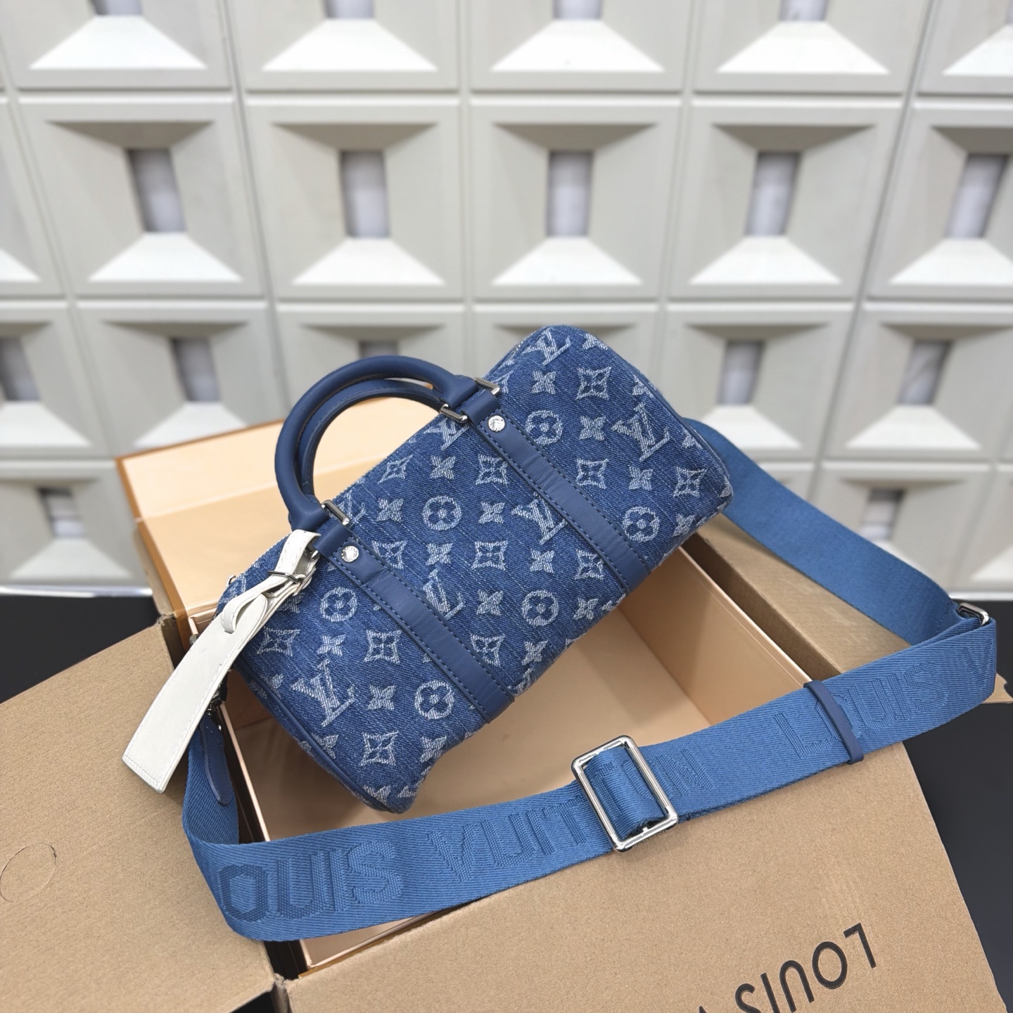 _d_r9sYyXzbqgZbiMINvO-FXhTQBfdniKlBQwmAQ