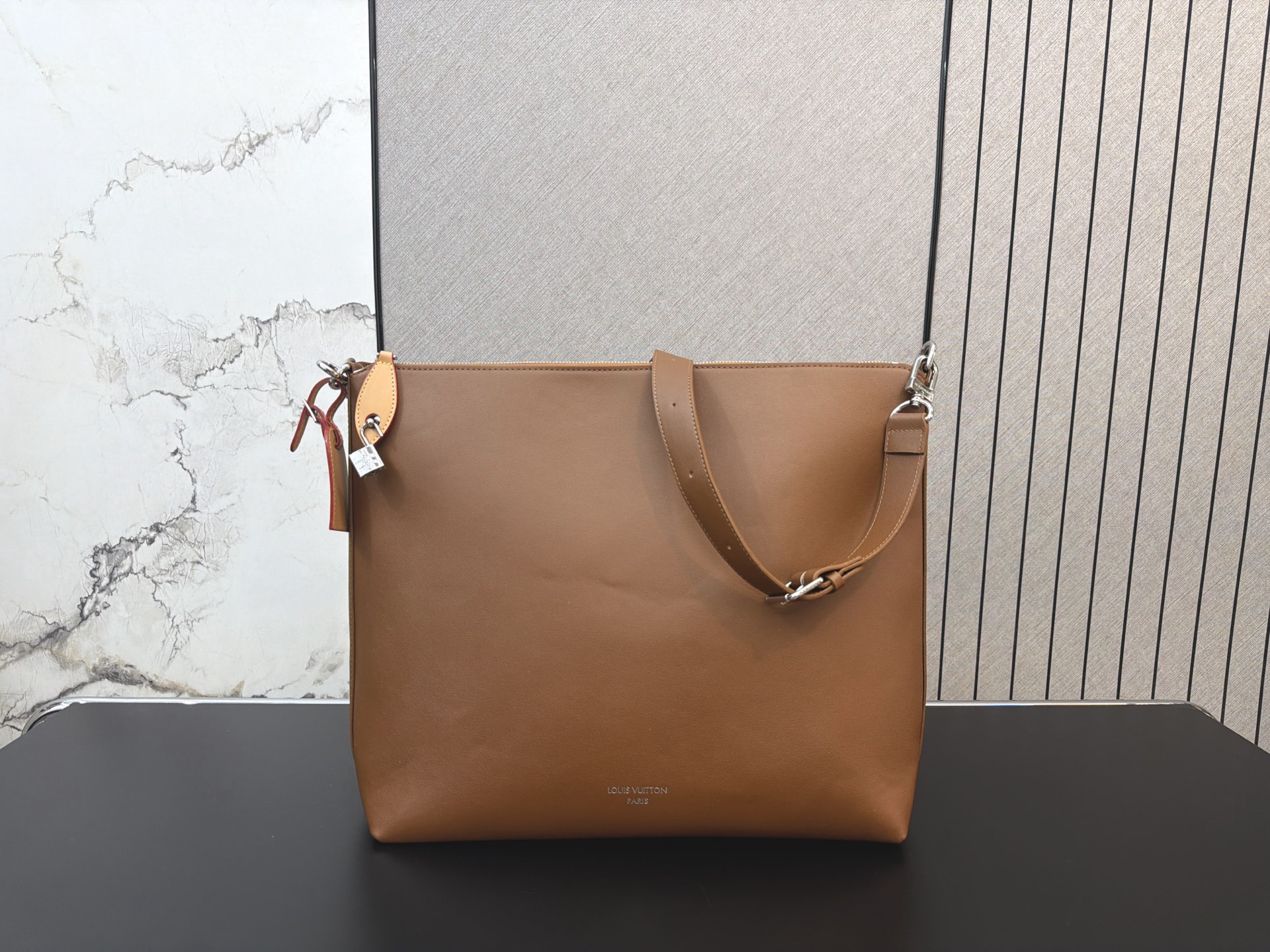 P240 Louisvuitton Louis Vuitton | Lv Vagabond Hobo Leather Shoulder Crossbody Bag Messenger Bag Men's Caramel Color Actual Photography Fabric Specifications 48x38cm