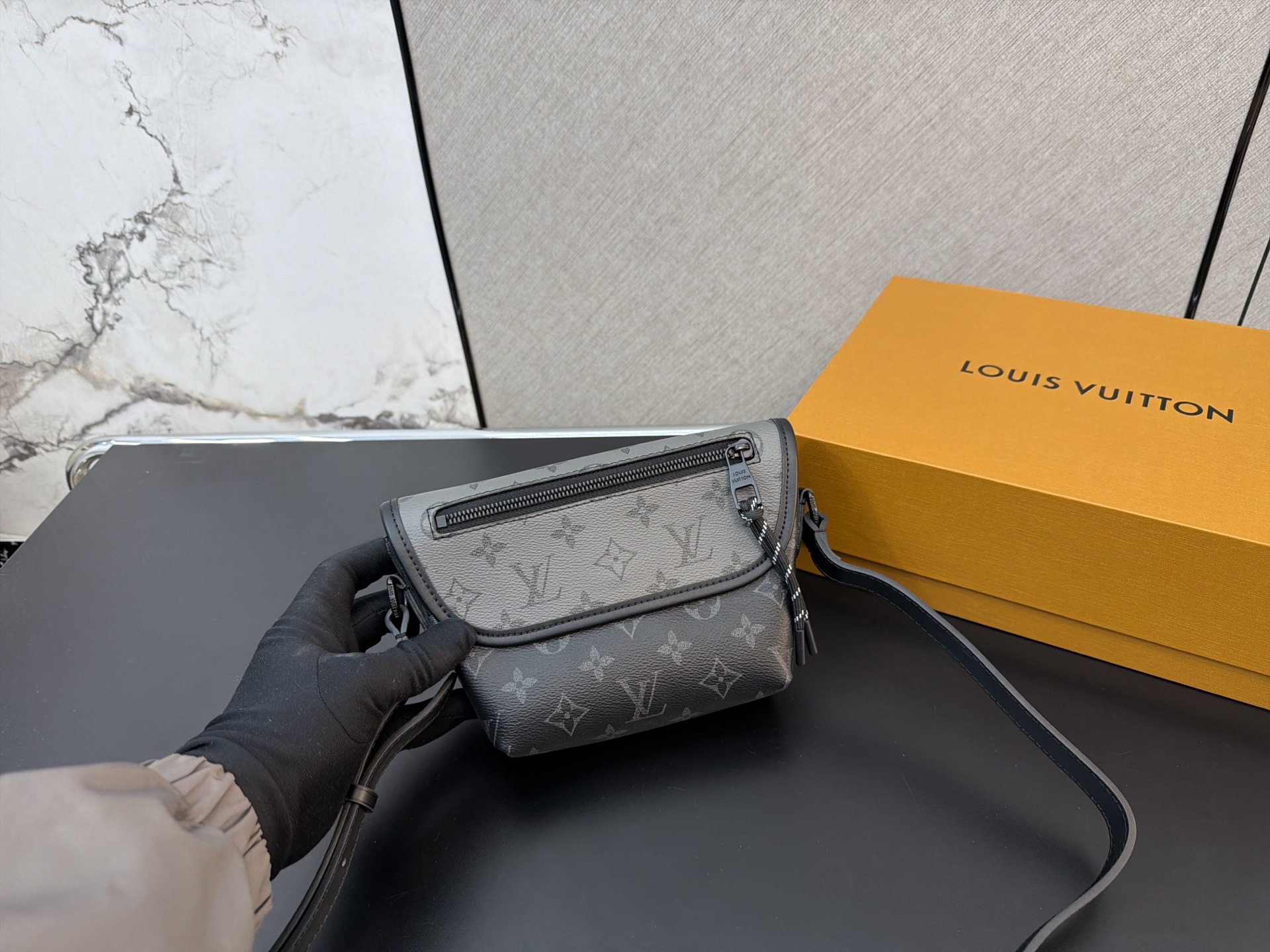 Alternative view of Louis Vuitton Crossbody Bag 11332