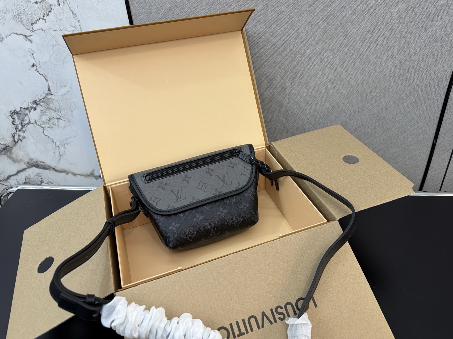 Louis Vuitton Crossbody Bag 11332