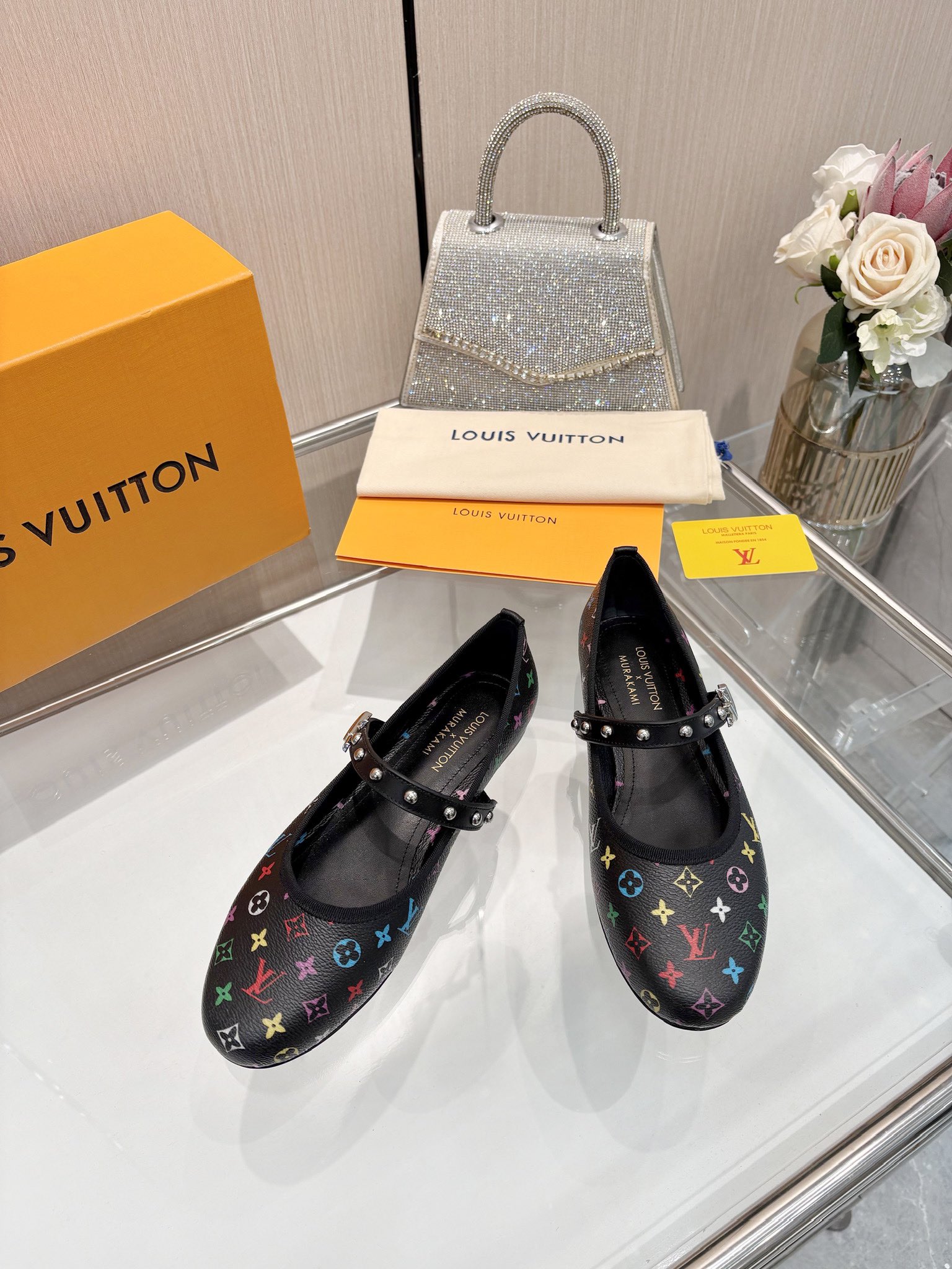 NO:227497,The latest 2025 L counter latest catwalk four-season shoes, the official website series is updated simultaneously, perfect last   new element buttons, neckline edging, belt oil edges, extremely cumbersome craftsmanship, comfortable flat design, no tired feet when walking, original inverted mold last, the ultimate 1:1 shape, high-end quality, imported high-end fabrics present a delicate texture!  Classic presbyterian fabric, high-quality soft sheepskin inside, imported goatskin footbed, open mold custom A-level high-definition private mold outsole, 35-40, (34.40.41 custom made without return), ballet shoes, sheepskin198609092025最新L家专柜最新走秀款四季鞋、官网系列同步更新、完美楦型 新元素扣子、领口包边、带子油边、工艺极其繁琐、平底设计舒适、走路不累脚、原版倒模楦型,极致1:1形体,高端品质、进口高端面料呈现出精致质感！ 面料经典老花 内里优质柔软羊皮里 垫脚进口山羊皮 开模定制A级高密私模大底、 35-40、（34.40.41定制不退换）,芭蕾舞鞋,sheepskin,Women's Shoes