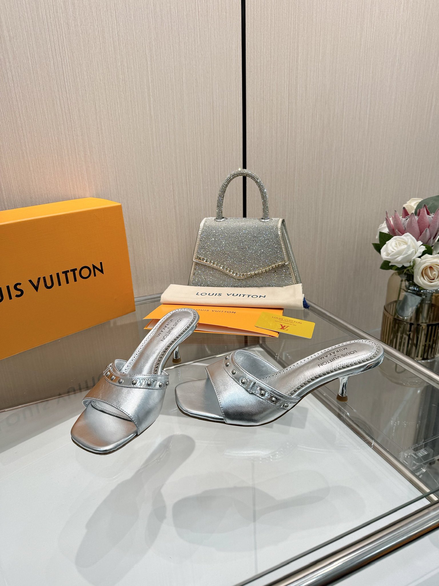 NO:227555,[Purchase Agent Level], Louis Vuitton 2025 official website early spring series!  Perfect last, pointed-toe new mid-heel slippers, and the official website is updated simultaneously. Lv hardware 