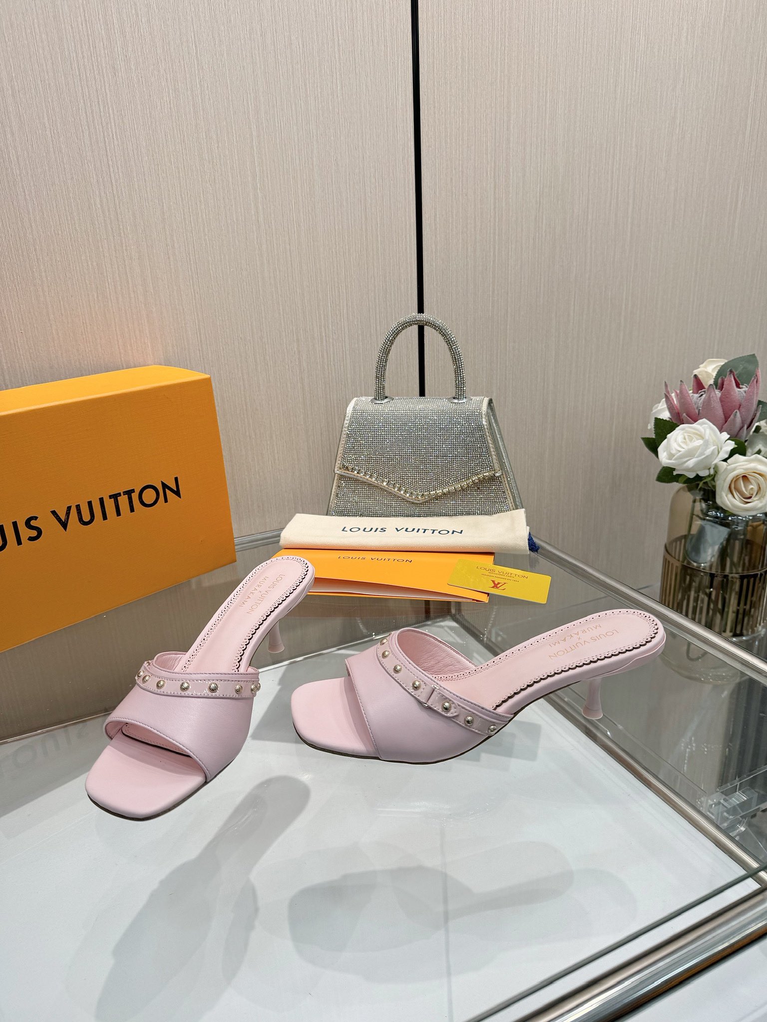 NO:236068,, [Purchase Agent Level], Louis Vuitton 2025 official website early spring series!  Perfect last, pointed-toe new mid-heel slippers, and the official website is updated simultaneously. Lv hardware 