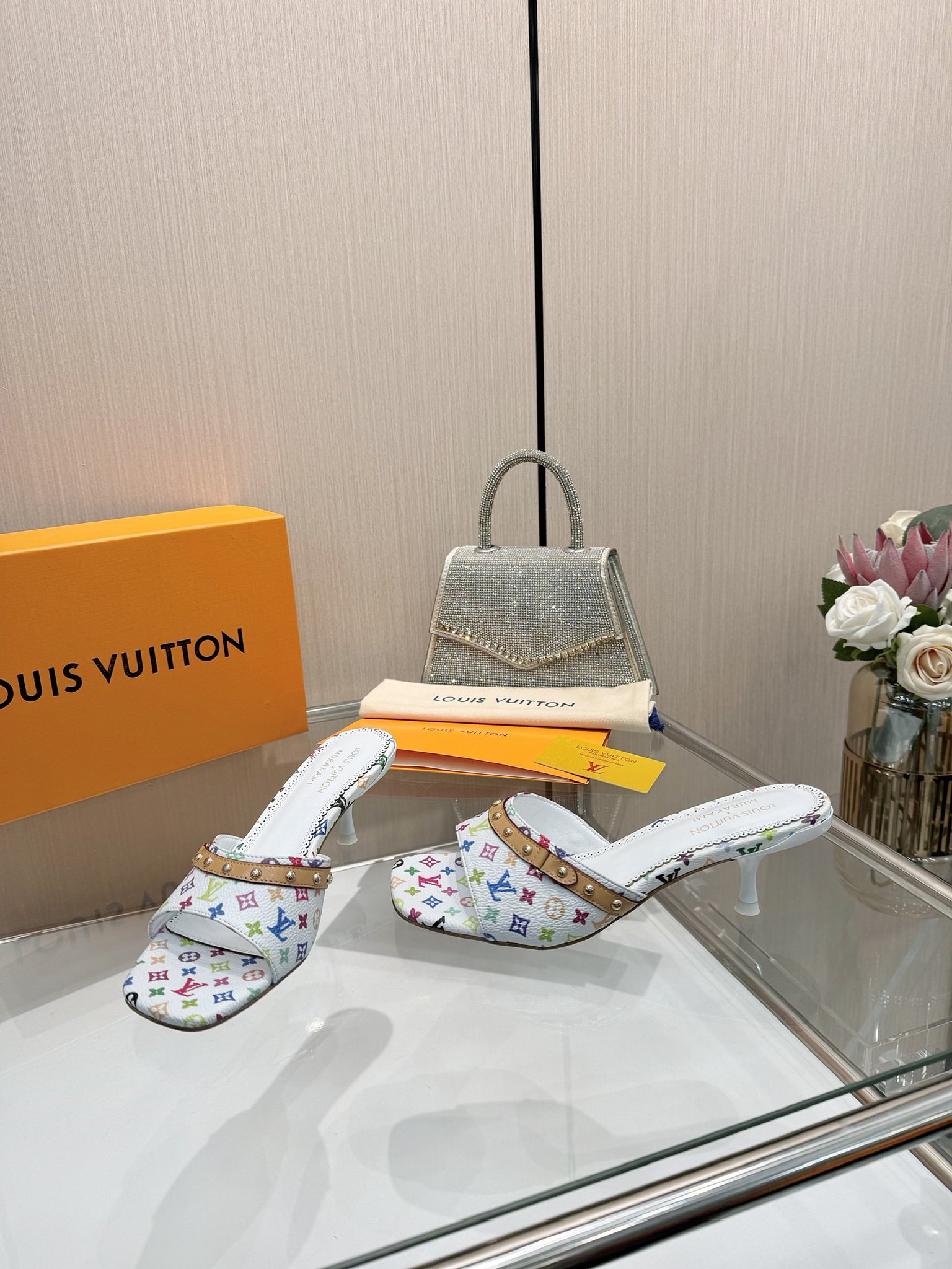 NO:227559,[Purchase Agent Level], Louis Vuitton 2025 official website early spring series!  Perfect last, pointed-toe new mid-heel slippers, and the official website is updated simultaneously. Lv hardware 