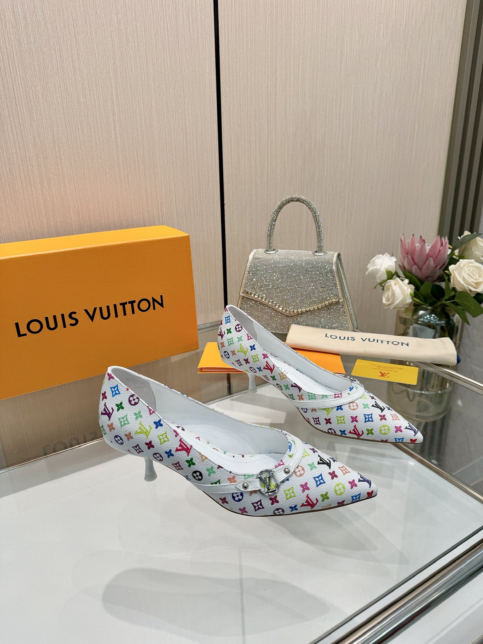 NO:227517,Purchase level], Louis Vuitton 2025 official website early spring series!  Perfect last, new pointed products, and updated simultaneously on the official website. Small pointed ends and hollow leather strips can be adjusted and tight. Lv hardware 