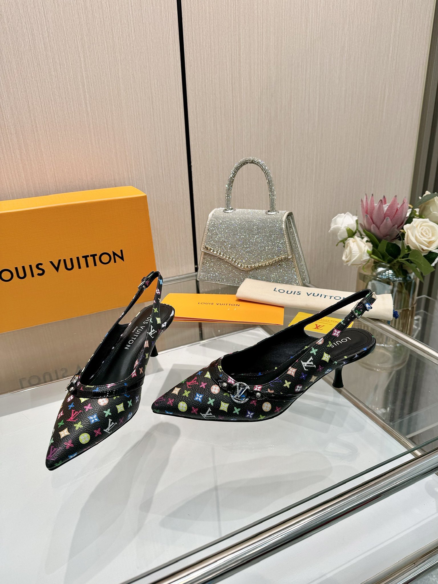 NO:227521,[Purchase Agent Level], Louis Vuitton 2025 official website early spring series!  Perfect last, new pointed products, and updated simultaneously on the official website. Small pointed ends and hollow leather strips can be adjusted and tight. Lv hardware 