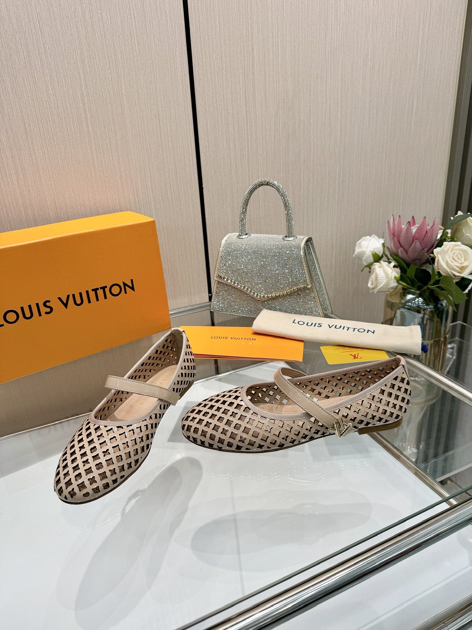 NO:227513,The latest 2025 L counter latest catwalk four-season shoes, the official website series is updated simultaneously, perfect last   new element buttons, neckline edging, oiled straps, hollow upper craftsmanship, extremely complicated, flat-soled design, comfortable walking without tiring feet, original inverted mold last, the ultimate 1:1 shape, high-end quality, imported high-end fabrics present a delicate texture!  Imported cowhide/beef patent leather, high-quality soft sheepskin lining, footbed imported goatskin, open mold custom A-level high-definition private mold outsole, 35-40, (34.40.41 custom made without return or exchange), ballet shoes, cowhide, sheepskin198609092025最新L家专柜最新走秀款四季鞋、官网系列同步更新、完美楦型 新元素扣子、领口包边、带子油边、鞋面镂空工艺、极其繁琐、平底设计舒适、走路不累脚、原版倒模楦型,极致1:1形体,高端品质、进口高端面料呈现出精致质感！ 面料进口牛皮/牛漆皮 内里优质柔软羊皮里 垫脚进口山羊皮 开模定制A级高密私模大底、 35-40、（34.40.41定制不退换）,芭蕾舞鞋,cowhide,sheepskin,Women's Shoes