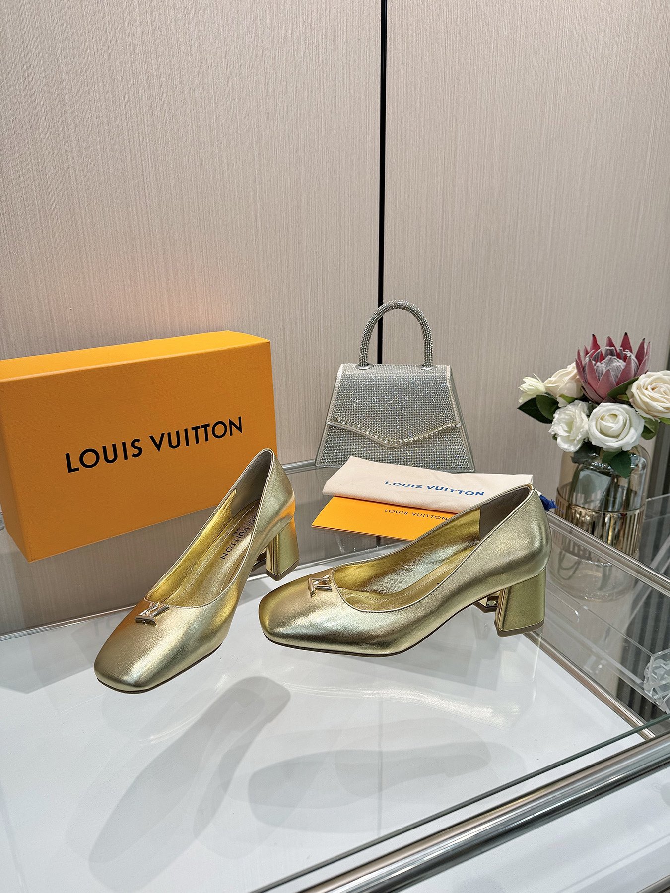 NO:227431,The latest 2025 L family spring and summer counter latest catwalk official website series, synchronous update, perfect last   small V buckle design, recreation of classic style, simple and elegant style, not tired of walking, not picky, elegant and beautiful, original inverted mold last, with the ultimate 1:1 shape, high-end quality, imported high-end fabrics present a delicate texture!  Fabric imported beef patent leather/presby skin/imported calf leather, high-quality soft sheepskin lining, footbed imported goat skin, open mold custom A-grade high-definition private mold bottom, luxurious packaging!  5.5 cm leather bag heel   electroplating design, size 35-40, (34.40.41 custom-made, no return or exchange), single shoes, cowhide, sheepskin198609092025最新L家春夏款专柜最新走秀官网系列、同步更新、完美楦型 小V扣设计、再现经典、款式简单大方、走路不累脚、不挑人、上脚大气好看、原版倒模楦型,极致1:1形体,高端品质、进口高端面料呈现出精致质感！ 面料进口牛漆皮/老花皮/进口小牛皮 内里优质柔软羊皮里 垫脚进口山羊皮 开模定制A级高密私模大底,奢华包装！ 5.5公分面皮包跟 电镀设计 码数35-40、（34.40.41定制不退换）,单鞋,cowhide,sheepskin,Women's Shoes