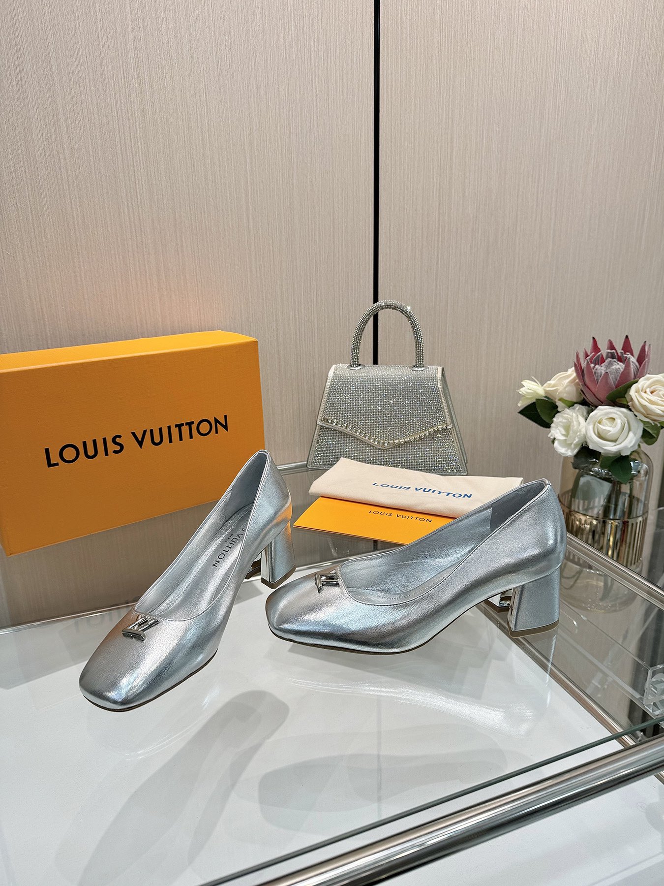 NO:227434,The latest 2025 L family spring and summer counter latest catwalk official website series, synchronous update, perfect last   small V buckle design, recreation of classic style, simple and elegant style, not tired of walking, not picky, elegant and beautiful, original inverted mold last, with the ultimate 1:1 shape, high-end quality, imported high-end fabrics present a delicate texture!  Fabric imported beef patent leather/presby skin/imported calf leather, high-quality soft sheepskin lining, footbed imported goat skin, open mold custom A-grade high-definition private mold bottom, luxurious packaging!  5.5 cm leather bag heel   electroplating design. Size 35-40, (34.40.41 custom-made without return or exchange), single shoes, cowhide, sheepskin198609092025最新L家春夏款专柜最新走秀官网系列、同步更新、完美楦型 小V扣设计、再现经典、款式简单大方、走路不累脚、不挑人、上脚大气好看、原版倒模楦型,极致1:1形体,高端品质、进口高端面料呈现出精致质感！ 面料进口牛漆皮/老花皮/进口小牛皮 内里优质柔软羊皮里 垫脚进口山羊皮 开模定制A级高密私模大底,奢华包装！ 5.5公分面皮包跟 电镀设计. 码数35-40、（34.40.41定制不退换）,单鞋,cowhide,sheepskin,Women's Shoes