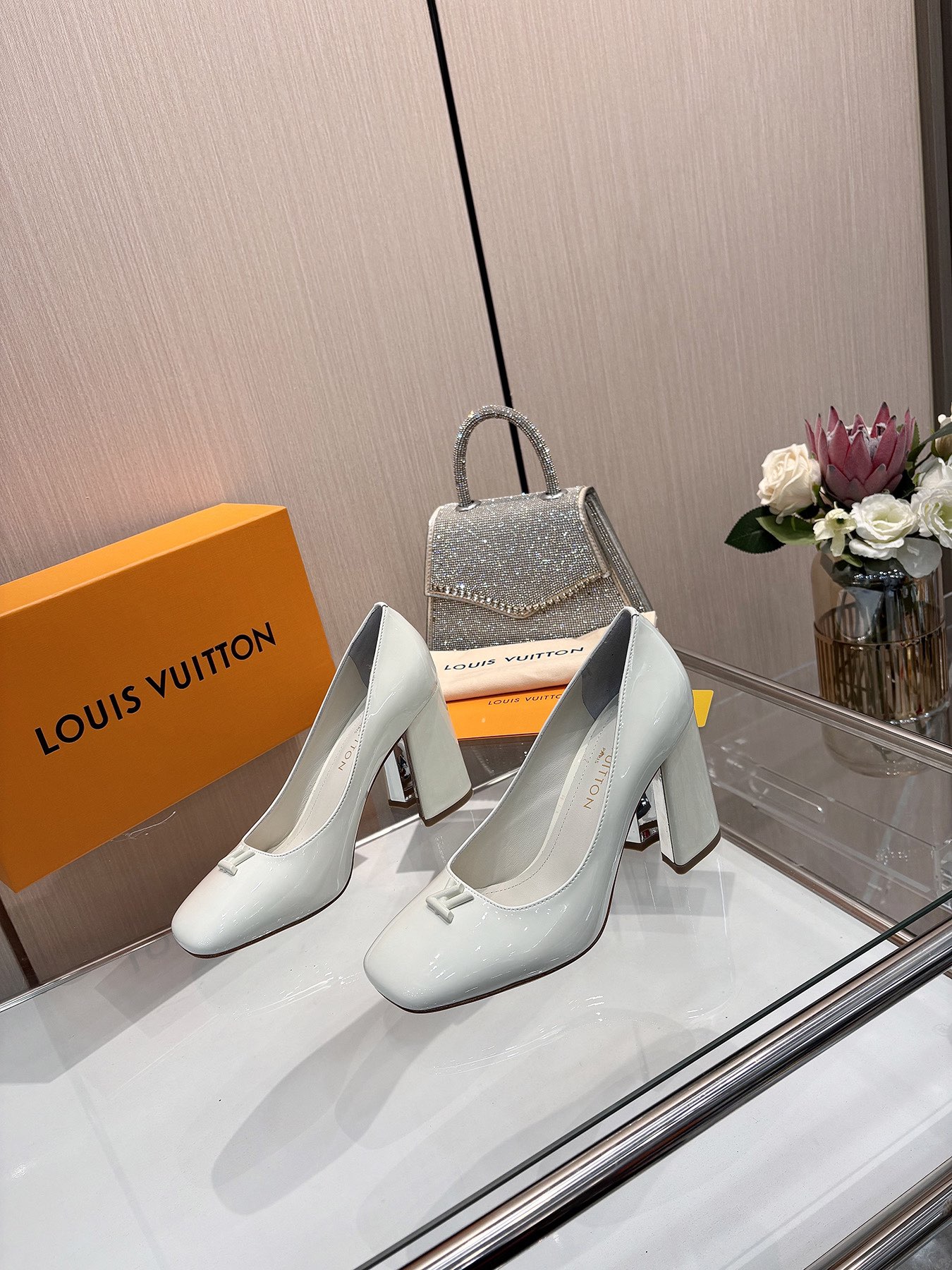 NO:247760,The latest 2025 L family spring and summer counter latest catwalk official website series, synchronous update, perfect last   small V buckle design, recreation of classic style, simple and elegant style, not tired of walking, not picky, elegant and beautiful, original inverted mold last, with the ultimate 1:1 shape, high-end quality, imported high-end fabrics present a delicate texture!  Fabric imported beef patent leather/presby skin/imported calf leather, high-quality soft sheepskin lining, footbed imported goat skin, open mold custom A-grade high-definition private mold bottom, luxurious packaging!  8.5 cm leather bag heel   electroplating design, size 35-40, (34.40.41 custom-made, no return or exchange), high heels, single shoes, high heels, cowhide, sheepskin198609092025最新L家春夏款专柜最新走秀官网系列、同步更新、完美楦型 小V扣设计、再现经典、款式简单大方、走路不累脚、不挑人、上脚大气好看、原版倒模楦型,极致1:1形体,高端品质、进口高端面料呈现出精致质感！ 面料进口牛漆皮/老花皮/进口小牛皮 内里优质柔软羊皮里 垫脚进口山羊皮 开模定制A级高密私模大底,奢华包装！ 8.5公分面皮包跟 电镀设计 码数35-40、（34.40.41定制不退换）,高跟鞋单鞋,high heels,cowhide,sheepskin,Women's Shoes