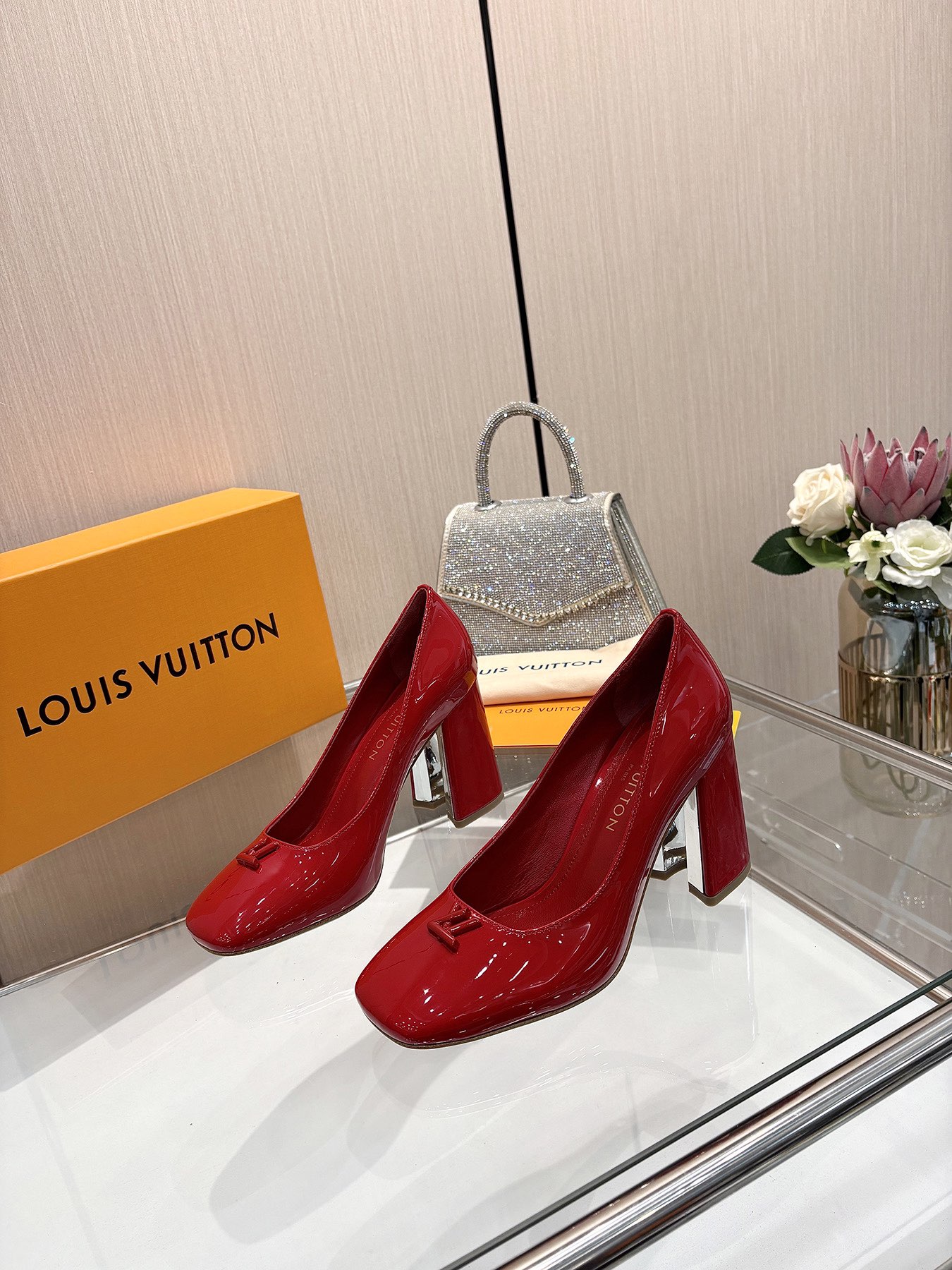 NO:247764,The latest official website series of the latest 2025 L family spring and summer counters, simultaneous updates. Perfect last   small V buckle design, recreation of classic style, simple and elegant style, not tired of walking, not picky, elegant and beautiful, original inverted mold last, with the ultimate 1:1 shape, high-end quality, imported high-end fabrics present a delicate texture!  Fabric imported beef patent leather/presby skin/imported calf leather, high-quality soft sheepskin lining, footbed imported goat skin, open mold custom A-grade high-definition private mold bottom, luxurious packaging!  8.5 cm leather bag heel   electroplating design, size 35-40, (34.40.41 custom-made, no return or exchange), high heels, single shoes, high heels, cowhide, sheepskin198609092025最新L家春夏款专柜最新走秀官网系列、同步更新 完美楦型 小V扣设计、再现经典、款式简单大方、走路不累脚、不挑人、上脚大气好看、原版倒模楦型,极致1:1形体,高端品质、进口高端面料呈现出精致质感！ 面料进口牛漆皮/老花皮/进口小牛皮 内里优质柔软羊皮里 垫脚进口山羊皮 开模定制A级高密私模大底,奢华包装！ 8.5公分面皮包跟 电镀设计 码数35-40、（34.40.41定制不退换）,高跟鞋单鞋,high heels,cowhide,sheepskin,Women's Shoes