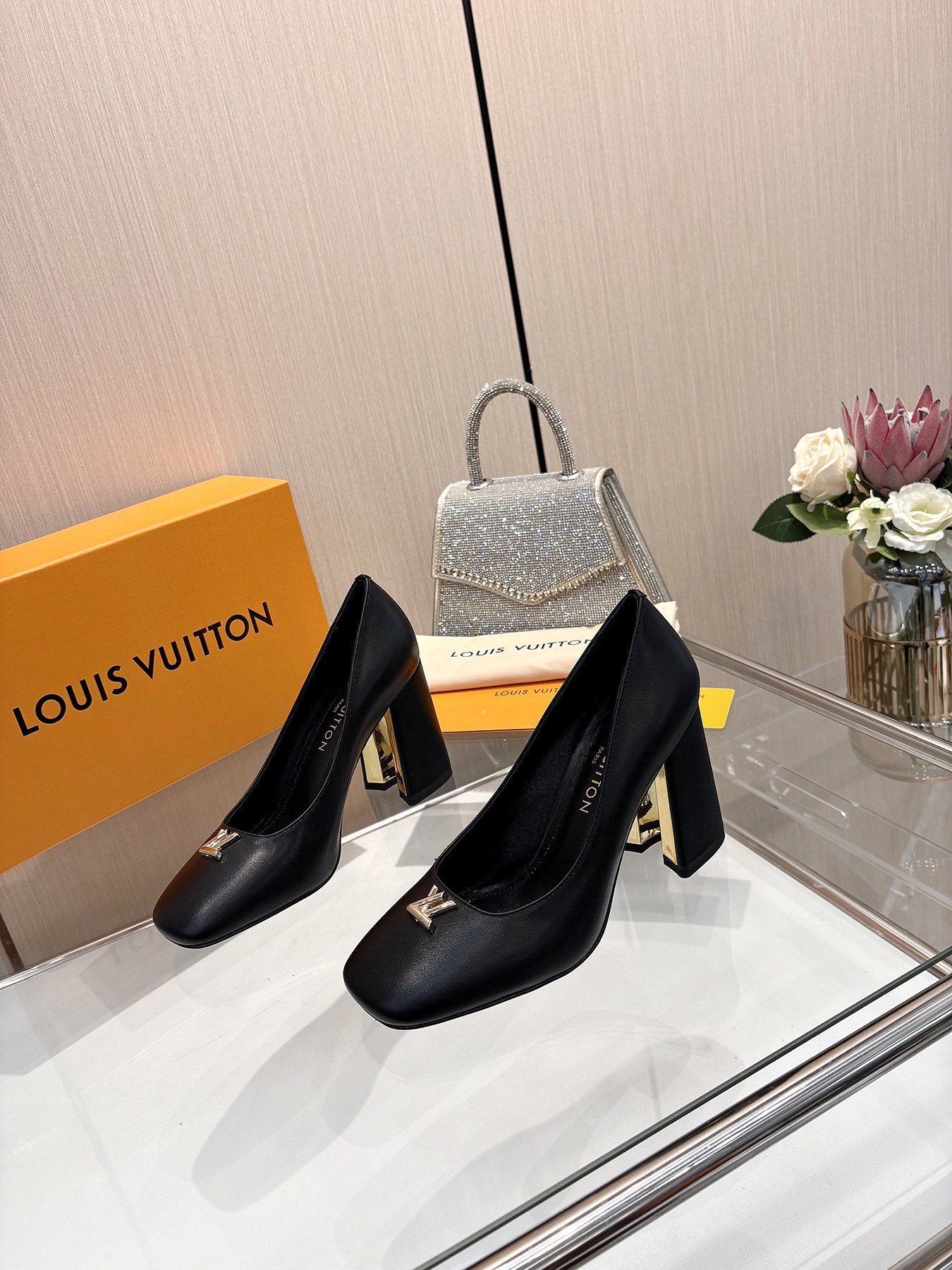 NO:247768,The latest 2025 L family spring and summer counter latest catwalk official website series, synchronous update, perfect last   small V buckle design, recreation of classic style, simple and elegant style, not tired of walking, not picky, elegant and beautiful, original inverted mold last, with the ultimate 1:1 shape, high-end quality, imported high-end fabrics present a delicate texture!  Fabric imported beef patent leather/presby skin/imported calf leather, high-quality soft sheepskin lining, footbed imported goat skin, open mold custom A-grade high-definition private mold bottom, luxurious packaging!  8.5 cm leather bag heel   electroplating design, size 35-40, (34.40.41 custom-made, no return or exchange), high heels, single shoes, high heels, cowhide, sheepskin198609092025最新L家春夏款专柜最新走秀官网系列、同步更新、完美楦型 小V扣设计、再现经典、款式简单大方、走路不累脚、不挑人、上脚大气好看、原版倒模楦型,极致1:1形体,高端品质、进口高端面料呈现出精致质感！ 面料进口牛漆皮/老花皮/进口小牛皮 内里优质柔软羊皮里 垫脚进口山羊皮 开模定制A级高密私模大底,奢华包装！ 8.5公分面皮包跟 电镀设计 码数35-40、（34.40.41定制不退换）,高跟鞋单鞋,high heels,cowhide,sheepskin,Women's Shoes