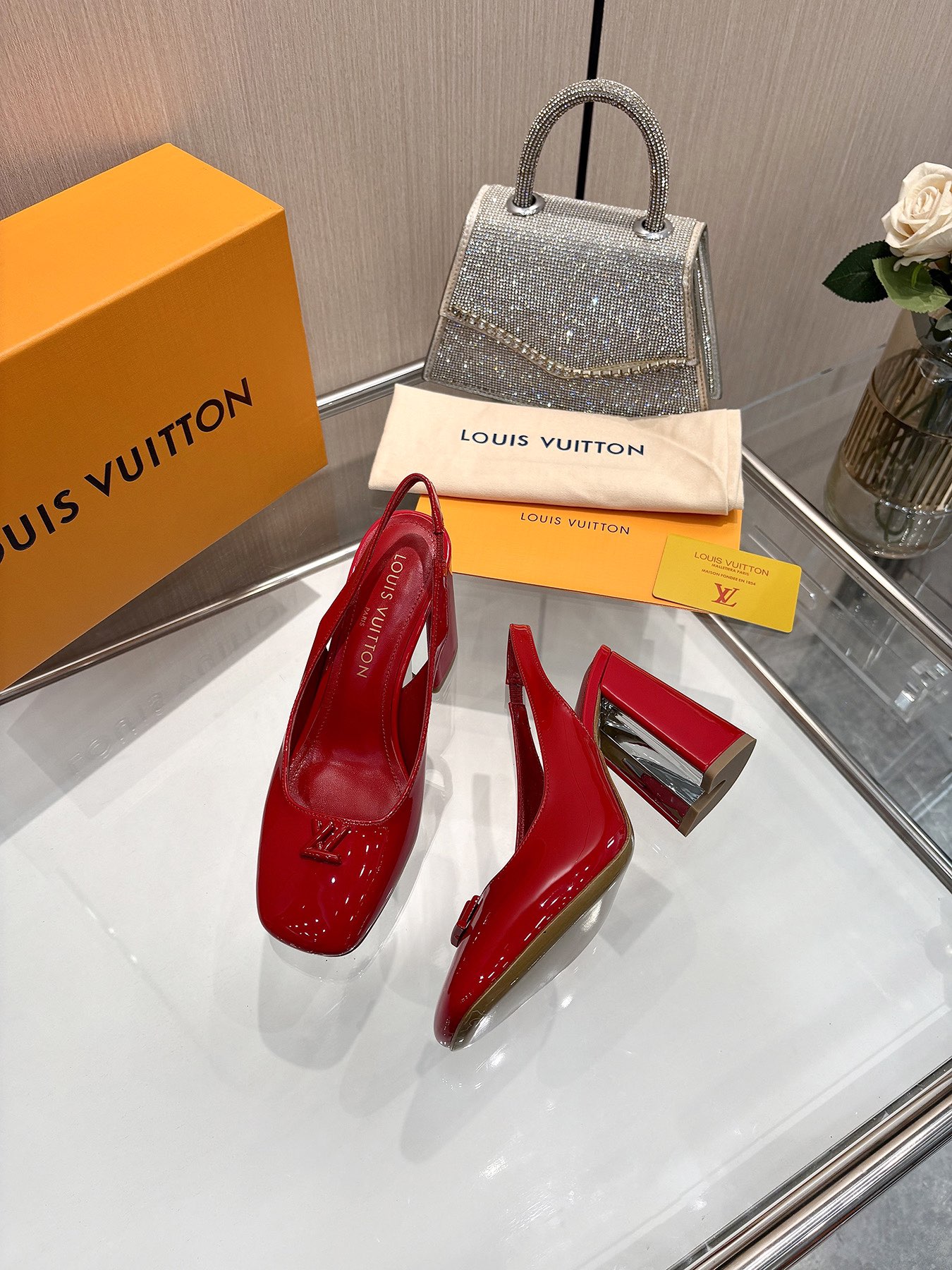 NO:247757,The latest official website series of the latest 2025 L family spring and summer counters, simultaneous updates. Perfect last   small V buckle design, recreation of classic style, simple and elegant style, not tired of walking, not picky, elegant and beautiful, original inverted mold last, with the ultimate 1:1 shape, high-end quality, imported high-end fabrics present a delicate texture!  Fabric imported beef patent leather/presby skin/imported calf leather, high-quality soft sheepskin lining, footbed imported goat skin, open mold custom A-grade high-definition private mold bottom, luxurious packaging!  8.5 cm leather bag heel   electroplating design, size 35-40, (34.40.41 custom-made, no return or exchange), high heels, sandals, sandals, high heels, cowhide, sheepskin198609092025最新L家春夏款专柜最新走秀官网系列、同步更新 完美楦型 小V扣设计、再现经典、款式简单大方、走路不累脚、不挑人、上脚大气好看、原版倒模楦型,极致1:1形体,高端品质、进口高端面料呈现出精致质感！ 面料进口牛漆皮/老花皮/进口小牛皮 内里优质柔软羊皮里 垫脚进口山羊皮 开模定制A级高密私模大底,奢华包装！ 8.5公分面皮包跟 电镀设计 码数35-40、（34.40.41定制不退换）,高跟鞋凉鞋,sandals,high heels,cowhide,sheepskin,Women's Shoes