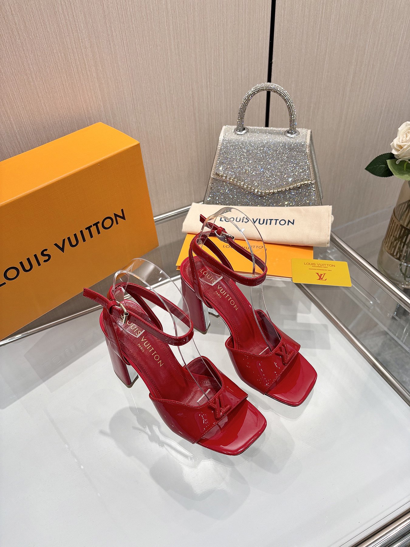 NO:247749,The latest 2025 L family spring and summer counter latest catwalk sandals, the official website series is updated simultaneously, the perfect last   small V buckle design, recreation of classic, simple and elegant style, not tired of walking, not picky, elegant and beautiful, original inverted mold last, the ultimate 1:1 shape, high-end quality, imported high-end fabrics present a delicate texture!  Fabric imported beef patent leather/presby skin/imported calf leather, high-quality soft sheepskin lining, footbed imported goat skin, open mold custom A-grade high-definition private mold bottom, luxurious packaging!  8.5 cm leather bag heel   electroplating design, size 35-40, (34.40.41 custom-made, no return or exchange), high heels, sandals, sandals, high heels, cowhide, sheepskin198609092025最新L家春夏款专柜最新走秀凉鞋、官网系列同步更新、完美楦型 小V扣设计、再现经典、款式简单大方、走路不累脚、不挑人、上脚大气好看、原版倒模楦型,极致1:1形体,高端品质、进口高端面料呈现出精致质感！ 面料进口牛漆皮/老花皮/进口小牛皮 内里优质柔软羊皮里 垫脚进口山羊皮 开模定制A级高密私模大底,奢华包装！ 8.5公分面皮包跟 电镀设计 码数35-40、（34.40.41定制不退换）,高跟鞋凉鞋,sandals,high heels,cowhide,sheepskin,Women's Shoes