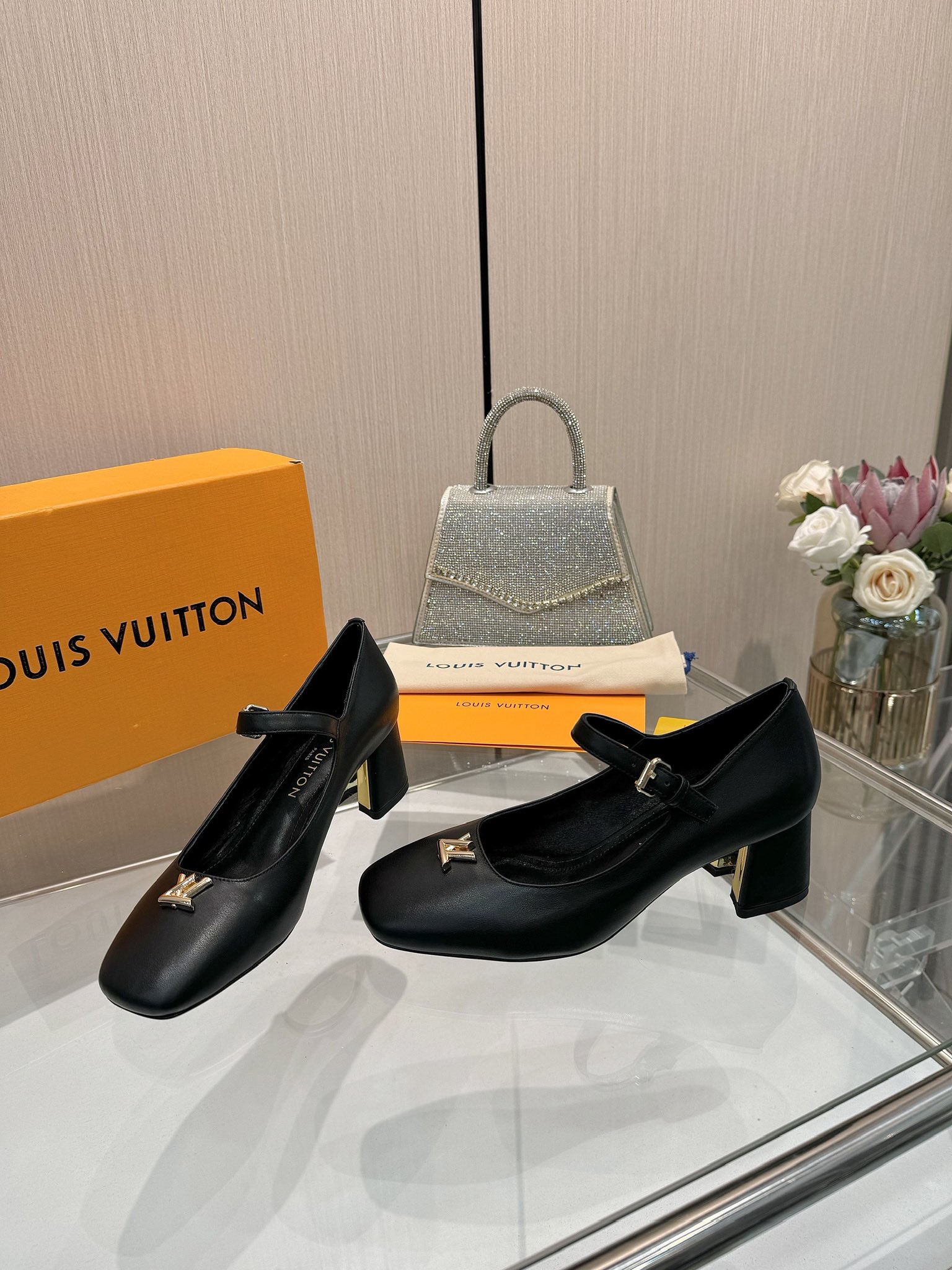 NO:262894,The latest 2025 L family spring and summer counter latest catwalk official website series, synchronous update, perfect last   small V buckle design, recreation of classic, Mary Zhen's style is simple and generous, not tired of walking, not picky, elegant and beautiful on the feet, original inverted mold last, with the ultimate 1:1 shape, high-end quality, imported high-end fabrics present a delicate texture!  Fabric imported beef patent leather/presby skin/imported calf leather, high-quality soft sheepskin lining, footbed imported goat skin, open mold custom A-grade high-definition private mold bottom, luxurious packaging!  5.5 cm leather bag heel   electroplating design, size 35-40, (34.40.41 custom-made, no return or exchange), high heels, single shoes, mary jane, high heels, cowhide, sheepskin198609092025最新L家春夏款专柜最新走秀官网系列、同步更新、完美楦型 小V扣设计、再现经典、玛丽珍款式简单大方、走路不累脚、不挑人、上脚大气好看、原版倒模楦型,极致1:1形体,高端品质、进口高端面料呈现出精致质感！ 面料进口牛漆皮/老花皮/进口小牛皮 内里优质柔软羊皮里 垫脚进口山羊皮 开模定制A级高密私模大底,奢华包装！ 5.5公分面皮包跟 电镀设计 码数35-40、（34.40.41定制不退换）,高跟鞋单鞋,mary jane,high heels,cowhide,sheepskin,Women's Shoes