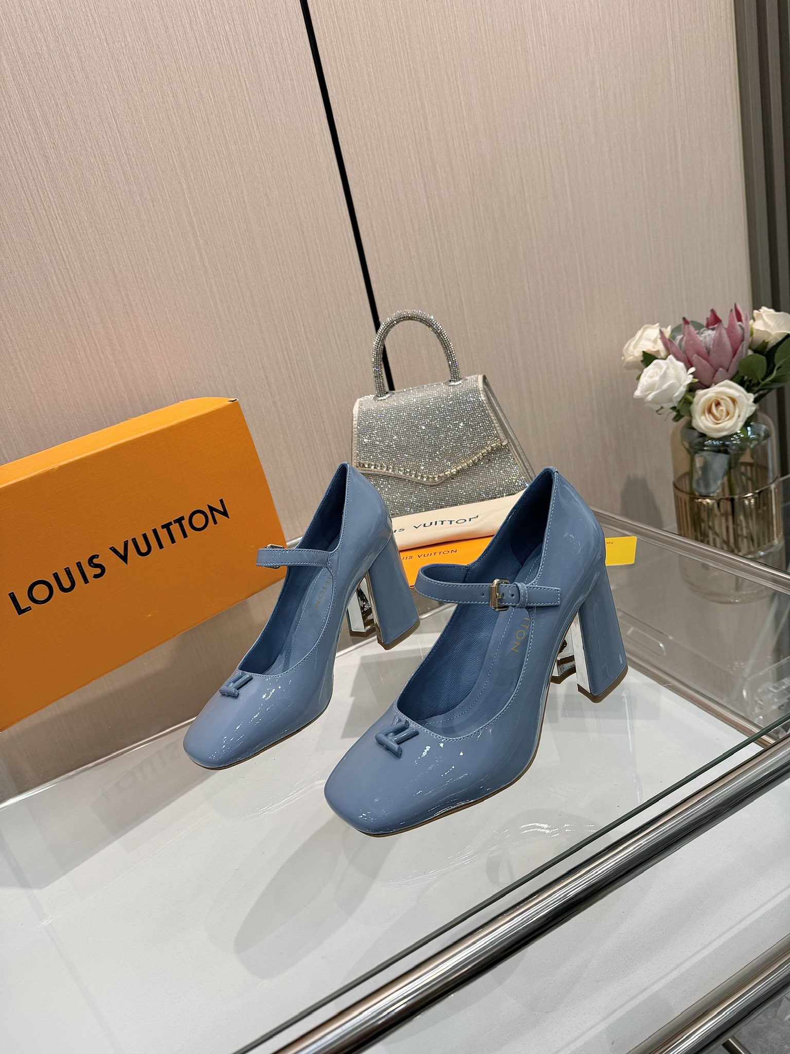 NO:262896,The latest 2025 L family spring and summer counter latest catwalk official website series, synchronous update, perfect last   small V buckle design, recreation of classic, Mary Zhen's style is simple and generous, not tired of walking, not picky, elegant and beautiful on the feet, original inverted mold last, with the ultimate 1:1 shape, high-end quality, imported high-end fabrics present a delicate texture!  Fabric imported beef patent leather/presby skin/imported calf leather, high-quality soft sheepskin lining, footbed imported goat skin, open mold custom A-grade high-definition private mold bottom, luxurious packaging!  8.5 cm face heel   electroplating design, size 35-40, (34.40.41 custom-made, no return or exchange), high heels, single shoes, mary jane, high heels, cowhide, sheepskin198609092025最新L家春夏款专柜最新走秀官网系列、同步更新、完美楦型 小V扣设计、再现经典、玛丽珍款式简单大方、走路不累脚、不挑人、上脚大气好看、原版倒模楦型,极致1:1形体,高端品质、进口高端面料呈现出精致质感！ 面料进口牛漆皮/老花皮/进口小牛皮 内里优质柔软羊皮里 垫脚进口山羊皮 开模定制A级高密私模大底,奢华包装！ 8.5公分面皮包跟 电镀设计 码数35-40、（34.40.41定制不退换）,高跟鞋单鞋,mary jane,high heels,cowhide,sheepskin,Women's Shoes