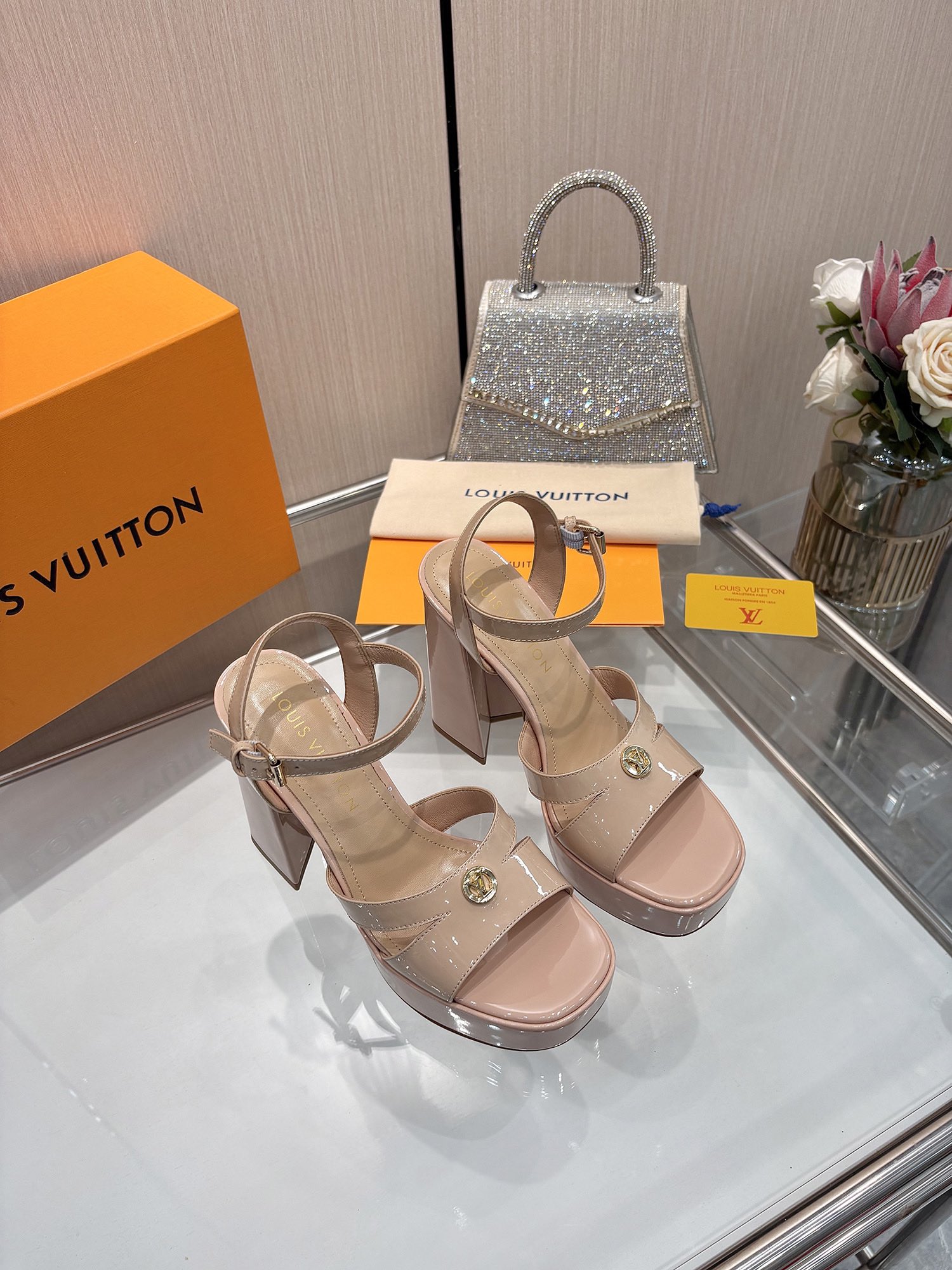 NO:265859,2025 latest L family's latest catwalk sandals, exclusive new series, perfect last   waterproof platform design, noble temperament, walking without tiring feet, original inverted mold last, ultimate 1:1 shape, high-end quality, imported high-end fabrics present a delicate texture!  Classic presbyterian/beef patent leather/imported calf leather, high-quality soft sheepskin lining, footbed imported goatskin, open mold custom A-grade high-definition private mold bottom, luxurious packaging!  3.5 cm water table   12 cm leather bag heel size 35-40, (34.40.41 custom-made non-return and exchange), high heels sandals, sandals, high heels, cowhide, sheepskin198609092025最新L家最新走秀款凉鞋、独家新款系列、完美楦型 防水台设计、高贵气质、走路不累脚、原版倒模楦型,极致1:1形体,高端品质、进口高端面料呈现出精致质感！ 面料经典老花/牛漆皮/进口小牛皮 内里优质柔软羊皮里 垫脚进口山羊皮 开模定制A级高密私模大底,奢华包装！ 3.5公分水台 12公分面皮包跟 码数35-40、（34.40.41定制不退换）,高跟鞋凉鞋,sandals,high heels,cowhide,sheepskin,Women's Shoes