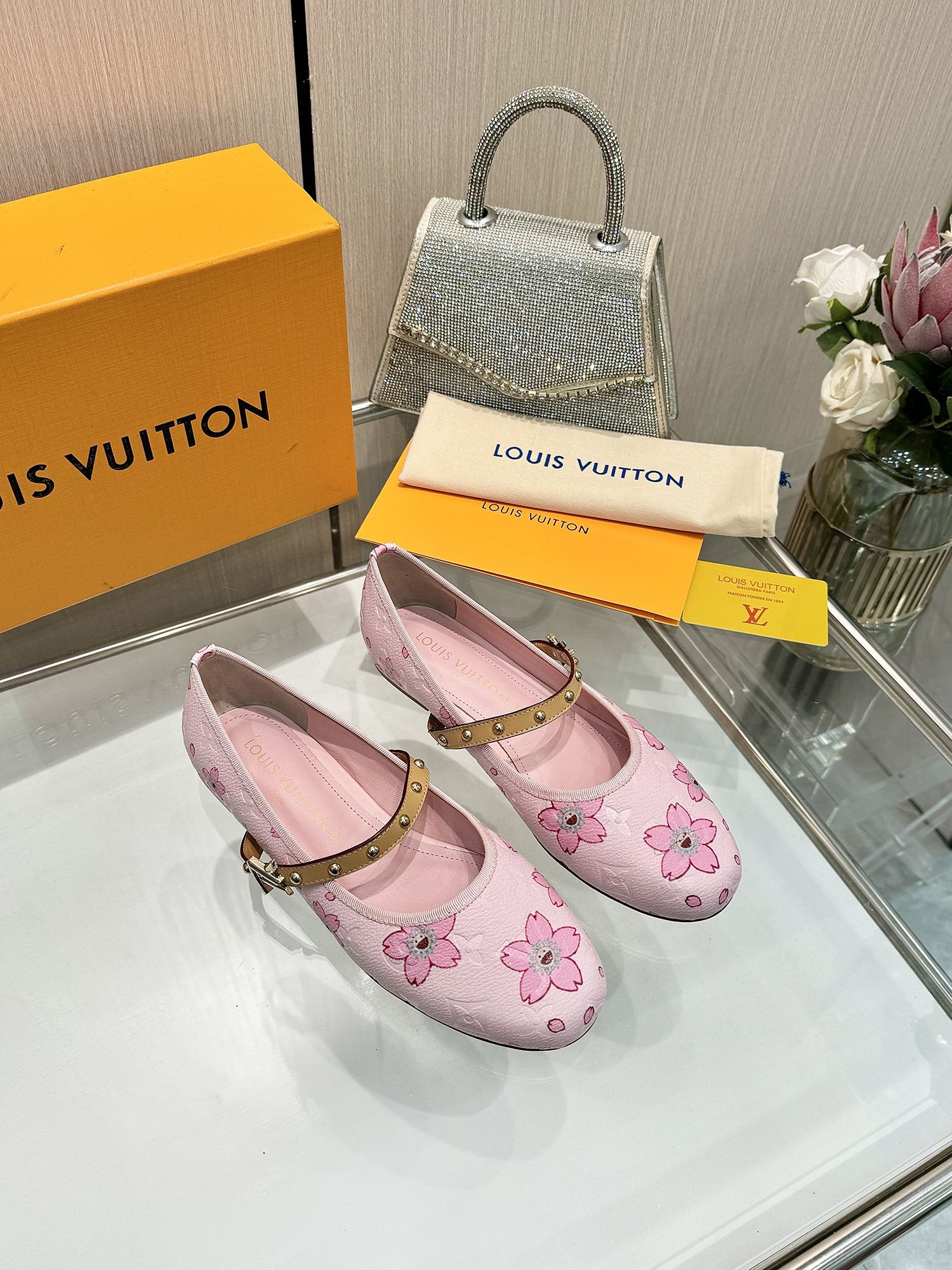 NO:391717,2025 latest L family's latest catwalk four-season shoes, exclusive series, perfect last + new element willow nail buttons, neckline edging, belt oil edge, upper embossing technology, extremely complicated, flat-soled design comfortable, walking without tiring, original inverted mold last, extreme 1:1 shape, high-end quality, imported high-end fabrics present a delicate texture!  Fabric LV new process special presbyterian, high-quality soft sheepskin inner lining, imported goatskin footbed, open mold custom A-level high-definition private mold outsole, 35-40, (34.40.41 custom made without return or exchange), single shoes, louis vuitton, sheepskin198609092025最新L家最新走秀款四季鞋、独家系列、完美楦型+新元素柳钉扣子、领口包边、带子油边、鞋面压花工艺、极其繁琐、平底设计舒适、走路不累脚、原版倒模楦型,极致1:1形体,高端品质、进口高端面料呈现出精致质感！ 面料LV新工艺专用老花 内里优质柔软羊皮里 垫脚进口山羊皮 开模定制A级高密私模大底、 35-40、（34.40.41定制不退换）,单鞋,louis vuitton,sheepskin,Women's Shoes