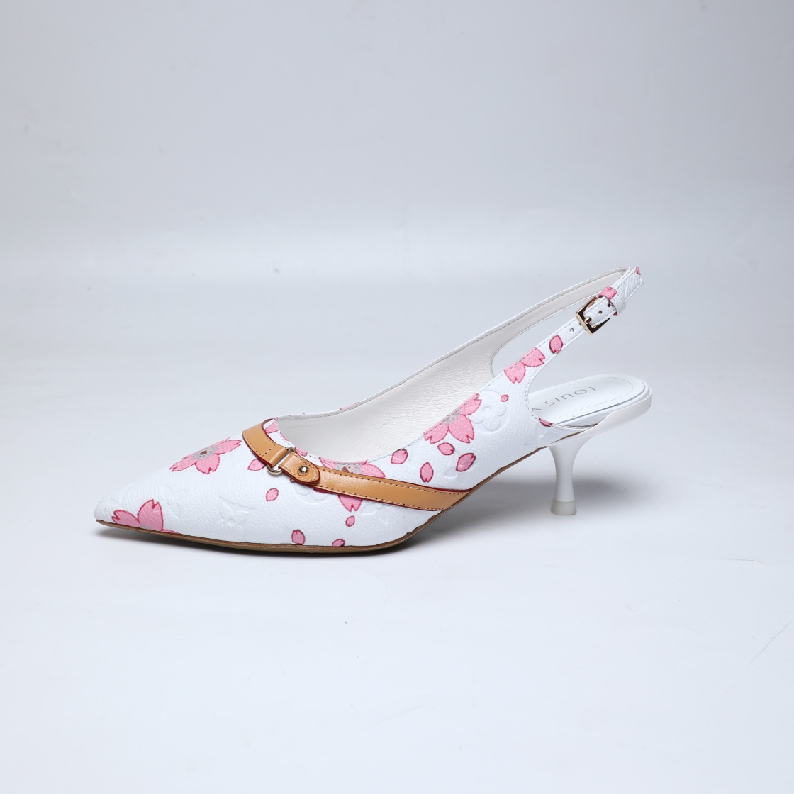 NO:387546,[LV 2025 Early Spring·Official website synchronized pointed toe back empty high heels] Purchasing quality Original inverted mold last, 1:1 replica of the official website Early Spring series, the foot is the 'elegant body' - pointed toe hollow design with LV classic square buckle, hardware LOGO low-key embellishment, a leather chain adjusts at will, details are directly affected. Imported high-end leather, flexible to fit the arch, comfort and high-end sense!  From last to line, every inch interprets the 'big brand body aesthetics'. Wearing it, every step of the way is the luxury gene of LV~ #big brand private collection #high-end outfit #LV early spring new products imported lambskin, beef patent leather/presby flower/denim, high-quality soft lambskin lining, footbed imported goatskin, Italian leather outsole 5.5 paint heels Size 34-41 (34.40, 41, customization is not returned or replaced), high heels, sandals, louis vuitton, sandals, high heels, sheepskin, Leather soles19860909【LV 2025早春·官网同步尖头后空高跟鞋】  代购级品质 原版倒模楦型,1:1复刻官网早春系列,上脚即是「优雅本体」——尖头镂空设计搭配LV经典方扣,五金LOGO低调点缀,一条皮链随心调节,细节控直接沦陷  进口高定皮料,柔韧贴合足弓,舒适度与高级感并行！从楦型到走线,每一寸都诠释「大牌形体美学」 穿上它,步步生风都是LV的奢侈基因～  #大牌私藏 #高级感穿搭 #LV早春新品 面料进口小羊皮、牛漆皮/老花/牛仔布 内里优质柔软羊皮里、 垫脚进口山羊皮、 意大利真皮大底 5.5烤漆跟 码数34-41（34.40、41、定制不退不换）,高跟鞋凉鞋,louis vuitton,sandals,high heels,sheepskin,Leather soles,Women's Shoes