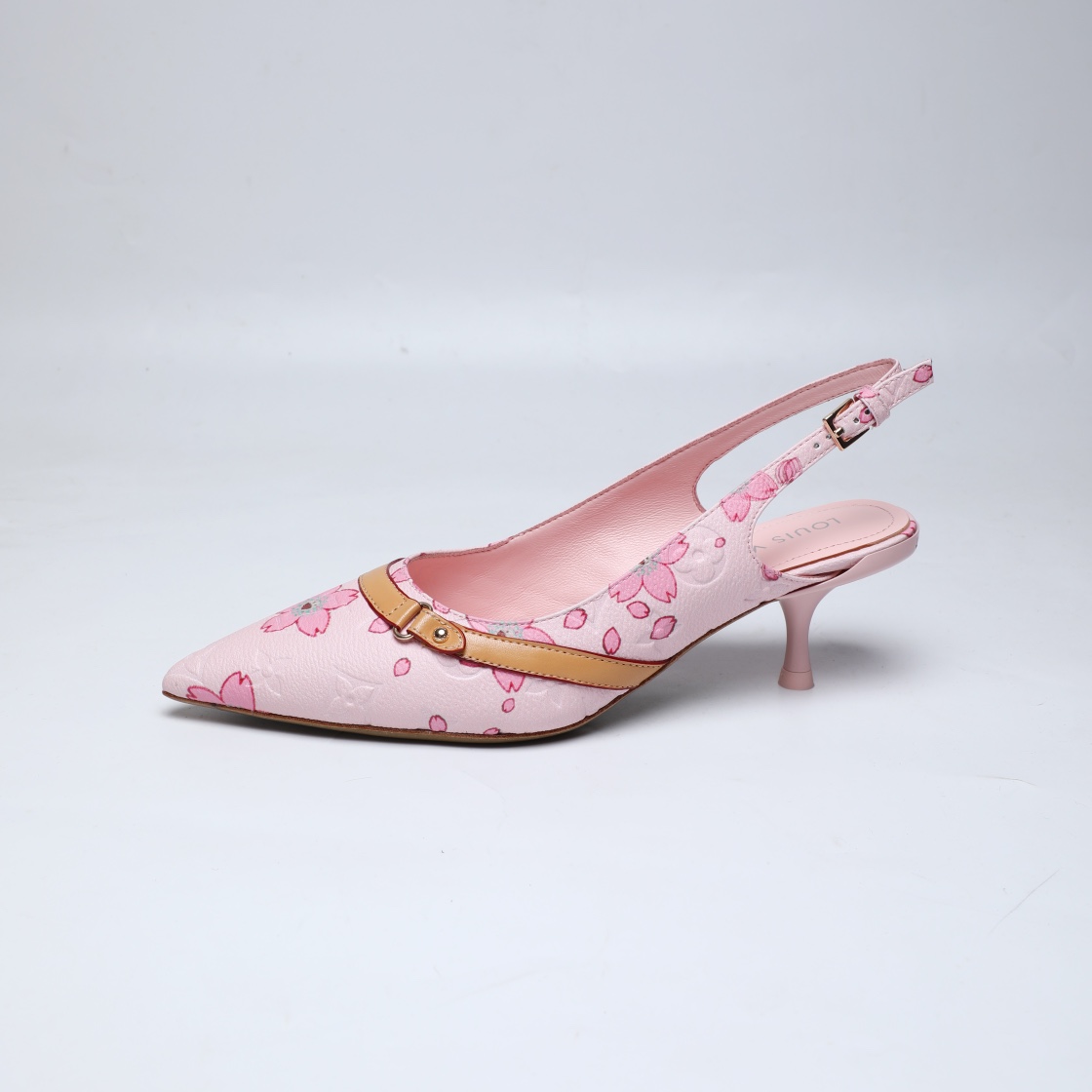 NO:387554,[LV 2025 Early Spring·Official website synchronized pointed toe back empty high heels] Purchasing quality Original inverted mold last, 1:1 replica of the official website Early Spring series, the foot is the 'elegant body' - pointed toe hollow design with LV classic square buckle, hardware LOGO low-key embellishment, a leather chain adjusts at will, details are directly affected. Imported high-end leather, flexible to fit the arch, comfort and high-end sense!  From last to line, every inch interprets the 'big brand body aesthetics'. Wearing it, every step of the way is the luxury gene of LV~ #big brand private collection #high-end outfit #LV early spring new products imported lambskin, beef patent leather/presby flower/denim, high-quality soft lambskin lining, footbed imported goatskin, Italian leather outsole 5.5 paint heels Size 34-41 (34.40, 41, customization is not returned or replaced), high heels, sandals, louis vuitton, sandals, high heels, sheepskin, Leather soles19860909【LV 2025早春·官网同步尖头后空高跟鞋】  代购级品质 原版倒模楦型,1:1复刻官网早春系列,上脚即是「优雅本体」——尖头镂空设计搭配LV经典方扣,五金LOGO低调点缀,一条皮链随心调节,细节控直接沦陷  进口高定皮料,柔韧贴合足弓,舒适度与高级感并行！从楦型到走线,每一寸都诠释「大牌形体美学」 穿上它,步步生风都是LV的奢侈基因～  #大牌私藏 #高级感穿搭 #LV早春新品 面料进口小羊皮、牛漆皮/老花/牛仔布 内里优质柔软羊皮里、 垫脚进口山羊皮、 意大利真皮大底 5.5烤漆跟 码数34-41（34.40、41、定制不退不换）,高跟鞋凉鞋,louis vuitton,sandals,high heels,sheepskin,Leather soles,Women's Shoes