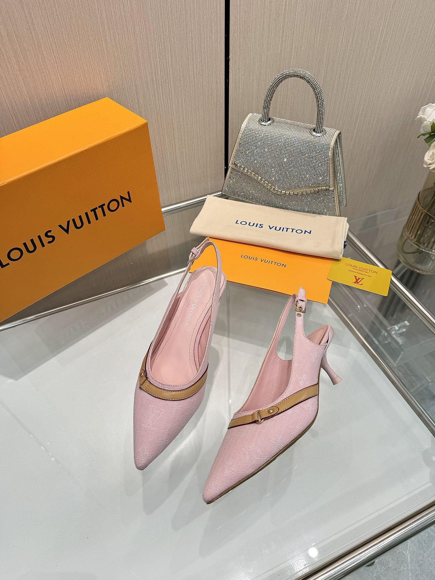 NO:391701,Louis Vuitton 2025 official website early spring series!  Perfect last, new pointed products, and updated simultaneously on the official website. Small pointed ends and hollow leather strips can be adjusted and tight. Lv hardware 'logo' is decorated with embellishments, the details are full, and the visual feast of the effect cannot be concealed. The elegant temperament of Lv is just right, comfortable and easy to wear on the feet, and full of femininity. The new original inverted mold last is the ultimate 1:1 shape, exquisite workmanship, and imported high-end fabrics present a delicate texture!  Fabric imported lambskin, beef patent leather/presbyterian/denim, high-quality soft lambskin lining, footbed imported goatskin, Italian leather outsole 5.5 paint heels Size 34-41 (34.40, 41, custom-made non-return or replacement), high heels sandals, louis vuitton, louis vuitton, sandals, high heels, sheepskin, Leather soles19860909Louis Vuitton 2025官网早春系列！完美楦型、 尖头新品、官网同步更新 小尖头搭配镂空皮条小方扣可调节松紧, Lv五金 “logo”饰以点缀,细节感拉满、效果视觉盛宴难以掩饰lv的优雅气质刚刚好、上脚舒适好穿、女人味十足. 新原版倒模楦型,极致1:1形体,做工精致、进口高端面料呈现出精致质感！ 面料进口小羊皮、牛漆皮/老花/牛仔布 内里优质柔软羊皮里、 垫脚进口山羊皮、 意大利真皮大底 5.5烤漆跟 码数34-41（34.40、41、定制不退不换）,高跟鞋凉鞋,louis vuitton,louis vuitton,sandals,high heels,sheepskin,Leather soles,Women's Shoes