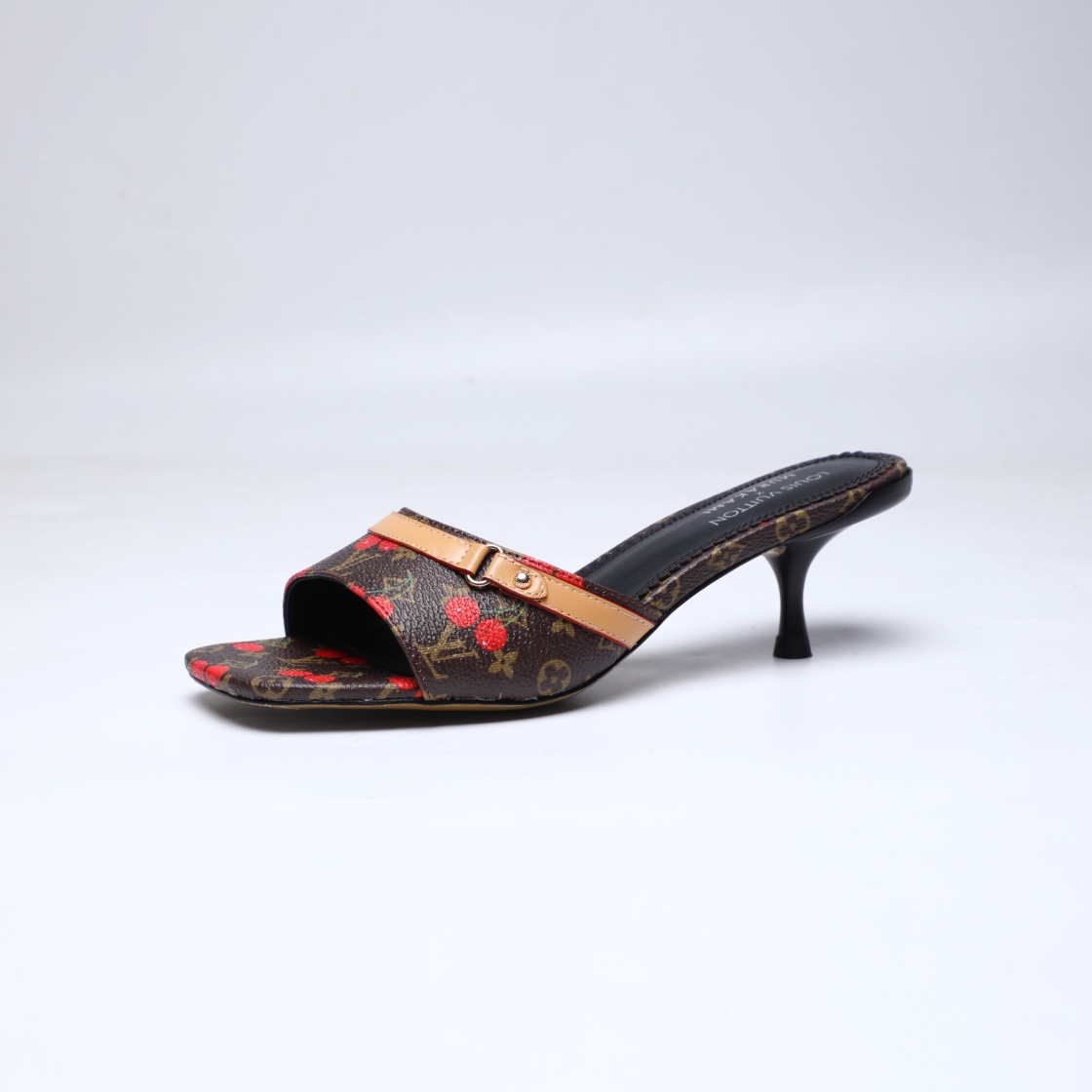 NO:408014,[Purchasing grade luxury products] Louis Vuitton Early Spring Cherry Limited Edition **3D Three-dimensional Cherry Decoration**—LV’s most seductive trick this season!  From show to street photography, the new original inverted model model is like a jewelry box customized for both feet, 1:1 replica official website ** extreme waistline **, instantly lengthening the proportion of the feet ** Italian leather bottom + 5.5cm paint and **, walking like stepping on the clouds!  Imported fabrics exudes a gilded gilded matte surface**. Which fairy can refuse?   **Commuter wear is a female senior executive**, date wear is a rich daughter (since I said that the counter has not been replenished yet, I will ask for the price if I understand it) #Big Brand Private Collection #LV Exclusive #Cherry High Heels Fabric LV special embossed leather, high-quality soft sheepskin lining, footbed imported goatskin, soles Italian genuine leather outsole, heels 5.5 paint heels, size 34-41 (34.41 customization, no return or replacement), high heels, louis vuitton, louis vuitton, high heels, slippers, sheepskin, Leather soles19860909【代购级奢品】Louis Vuitton 早春樱桃限定款  **3D立体樱桃装饰**——LV本季最撩人的小心机！从秀场火到街拍的**新原版倒模楦型**,像为双足定制的珠宝盒,1:1复刻官网**极致腰线**,上脚瞬间拉长比例  **意大利真皮底+5.5cm烤漆跟**,走起来如踩云端的优雅！进口面料透着**雾面鎏金光泽**  试问哪个仙女能拒绝？  **通勤穿是女高管**,约会穿是富家千金 （偷偷说专柜还没补货,懂的来问价）  #大牌私藏 #LV独家 #樱桃高跟鞋 面料LV专用压花皮、 内里优质柔软羊皮里、 垫脚进口山羊皮、 鞋底意大利真皮大底 鞋跟5.5烤漆跟 码数34-41（34.41定制不退不换）,高跟鞋拖鞋,louis vuitton,louis vuitton,high heels,slippers,sheepskin,Leather soles,Women's Shoes