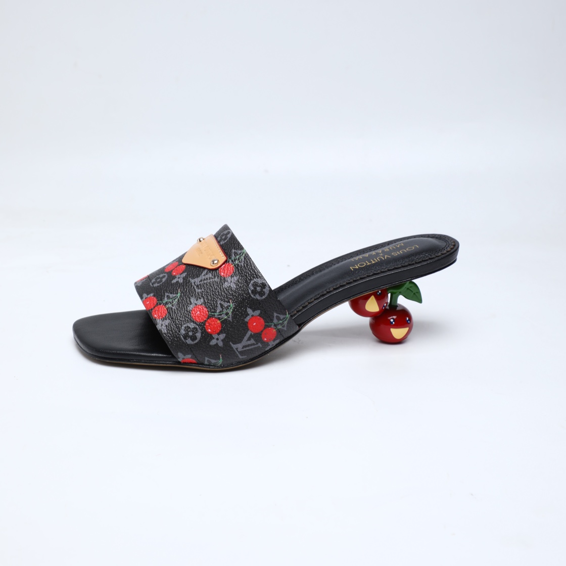 NO:437652,**LV 2025 new cherry and ｜Purchase-level quality｜Elegant to the bones of femininity** This pair of **Louis Vuitton 2025** is really beautiful!  **Cherry and design**Pair **Electronic embroidered cherry decoration**, every step exudes romance and elegance~ **Top craftsmanship, full of details** **Perfect last**, fit the foot shape, comfortable and not tired on the feet **Italian genuine leather bottom**, soft and wear-resistant, walking with wind **Imported high-end fabric**, delicate texture, high-end gloss **1:1 original reverse mold**, ultimately restore the quality of the counter **Vertical and not picky**, whether it is a date, commuter or sister afternoon tea, you can easily control it, instantly improving the overall temperament!   ** Wear it and make LV girls who are so exquisite that they are toes~** #LV new style #cherry heels #high-end outfits #luxury shopping agency fabric LV denim/flower leather, inner lining: high-quality soft sheepskin lining, imported goatskin with footbed, sole: Italian leather outsole Heels: 5.5cm painted cherry heels Size 34-41 (34.41 customization without return or replacement), high heels slippers, louis vuitton, louis vuitton, high heels, slippers, sheepskin, Leather soles19860909**LV 2025新款樱桃跟｜代购级品质｜优雅到骨子里的女人味**  这双 **Louis Vuitton 2025** 新款真的美到犯规！ **樱桃跟设计** 搭配 **电绣樱桃装饰**,每一步都散发着浪漫与优雅～  **顶级工艺,细节满分**  **完美楦型**,贴合脚型,上脚舒适不累  **意大利真皮底**,柔软耐磨,走路带风  **进口高端面料**,质感细腻,光泽高级  **1:1原版倒模**,极致还原专柜品质  **百搭不挑人**,无论是约会、通勤还是姐妹下午茶,都能轻松驾驭,瞬间提升整体气质！  ** 穿上它,做精致到脚尖的LV女孩～**  #LV新款 #樱桃跟 #高级感穿搭 #奢侈品代购 面料LV牛仔布/花皮、 内里:优质柔软羊皮里、 垫脚进口山羊皮、 鞋底:意大利真皮大底 鞋跟:5.5cm彩绘樱桃跟 码数34-41（34.41定制不退不换）,高跟鞋拖鞋,louis vuitton,louis vuitton,high heels,slippers,sheepskin,Leather soles,Women's Shoes