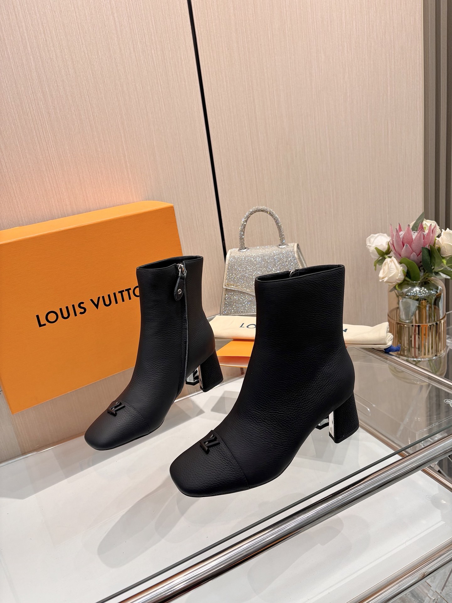 NO:533730,The latest 2025 L family autumn and winter counter has the latest show 6-inch short boots, official website series, simultaneous update, perfect last + small V buckle design, recreation of classic, simple and elegant style, not tired of walking, not picky, elegant and beautiful, original inverted mold last, with the ultimate 1:1 shape, high-end quality, imported high-end fabrics present a delicate texture!  Imported calfskin/litchi pattern/presbyterian leather/denim fabric, high-quality soft sheepskin lining, footbed imported goatskin, open mold custom A-grade high-definition private mold bottom, luxurious packaging!  5.5 cm leather bag heel + electroplating design, code number 35-40, (34.40.41 custom-made without return or exchange), boots, boots, cowhide, sheepskin198609092025最新L家秋冬专柜最新走秀6寸短靴、官网系列、同步更新、、完美楦型+小V扣设计、再现经典、款式简单大方、走路不累脚、不挑人、上脚大气好看、原版倒模楦型,极致1:1形体,高端品质、进口高端面料呈现出精致质感！ 面料进口小牛皮/荔枝纹/老花皮/牛仔布 内里优质柔软羊皮里 垫脚进口山羊皮 开模定制A级高密私模大底,奢华包装！ 5.5公分面皮包跟+电镀设计 码数35-40、（34.40.41定制不退换）,靴子,boots,cowhide,sheepskin,Women's Shoes