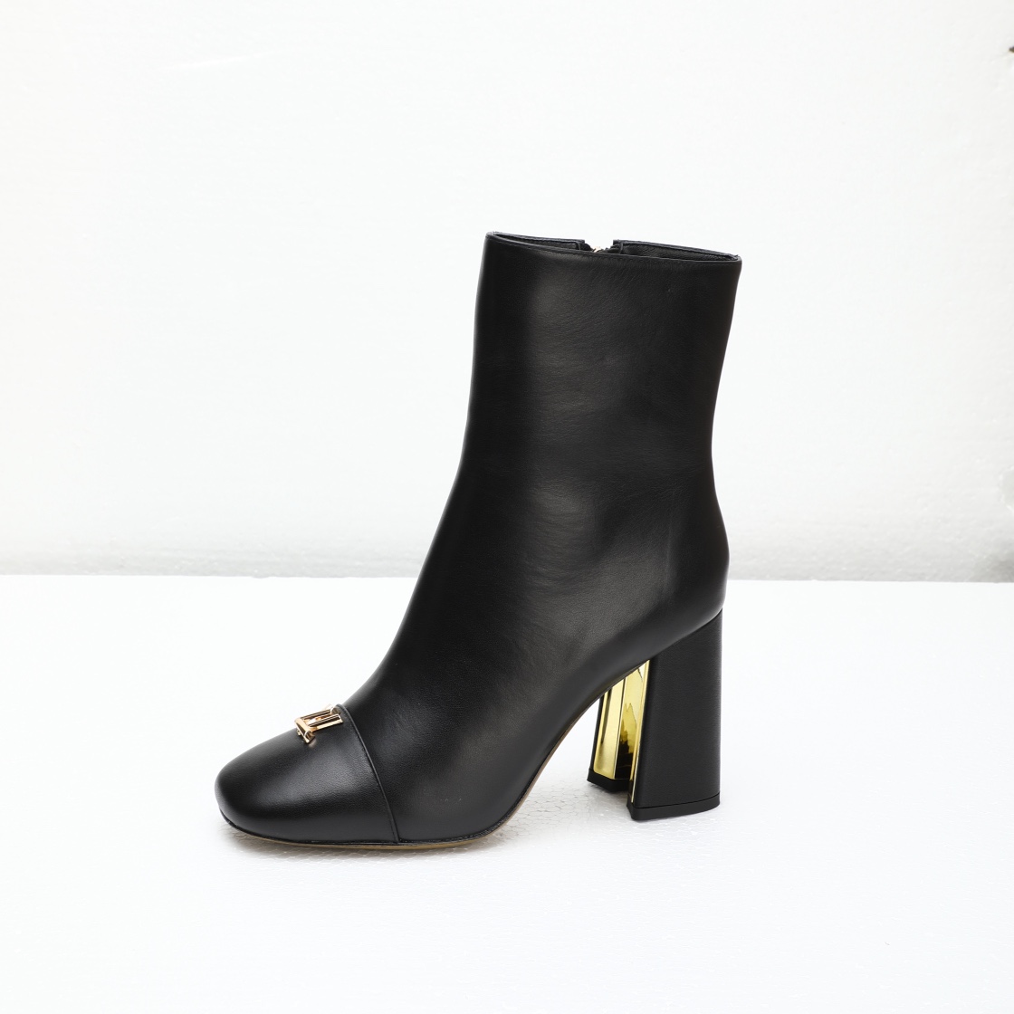 NO:535688,The latest 2025 L family autumn and winter counter has the latest show 6-inch short boots, official website series, simultaneous update, perfect last + small V buckle design, recreation of classic, simple and elegant style, not tired of walking, not picky, elegant and beautiful, original inverted mold last, with the ultimate 1:1 shape, high-end quality, imported high-end fabrics present a delicate texture!  Imported calfskin/litchi pattern/presbyterian leather/denim fabric, high-quality soft sheepskin lining, footbed imported goatskin, open mold custom A-grade high-definition private mold bottom, luxurious packaging!  8.5 cm leather bag heel + electroplating design, code number 35-40, (34.40.41 custom-made without return or exchange), boots, boots, cowhide, sheepskin198609092025最新L家秋冬专柜最新走秀6寸短靴、官网系列、同步更新、、完美楦型+小V扣设计、再现经典、款式简单大方、走路不累脚、不挑人、上脚大气好看、原版倒模楦型,极致1:1形体,高端品质、进口高端面料呈现出精致质感！ 面料进口小牛皮/荔枝纹/老花皮/牛仔布 内里优质柔软羊皮里 垫脚进口山羊皮 开模定制A级高密私模大底,奢华包装！ 8.5公分面皮包跟+电镀设计 码数35-40、（34.40.41定制不退换）,靴子,boots,cowhide,sheepskin,Women's Shoes