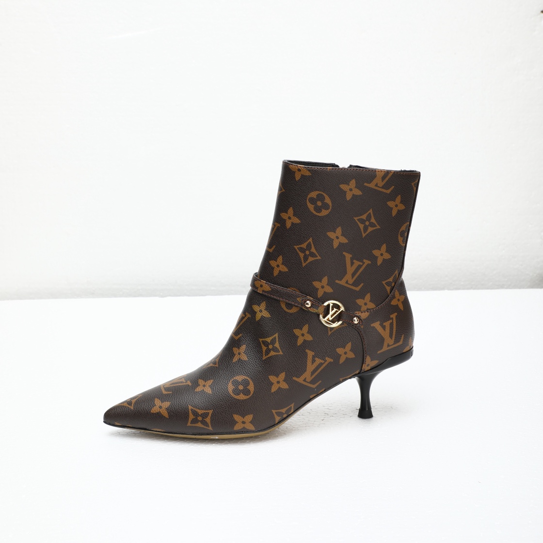 NO:535680,[Purchase level], Louis Vuitton 2025 official autumn short boot series!  Perfect last, pointed new products, and updated simultaneously on the official website. Lv hardware 'logo' is decorated with embellishments, the details are full, and the visual feast of the effect is difficult to conceal the elegant temperament of Lv, which is just right, comfortable and easy to wear on the feet, and full of femininity. The new original inverted mold last has the ultimate 1:1 shape, exquisite workmanship, and imported high-end fabrics present a delicate texture!  Fabric calfskin/presby flower/denim, high quality soft sheepskin inside, imported goatskin with foot pads, Italian leather sole 5.5 paint heels, size 34-41 (34.40, 41, custom-made, no return or replacement), boots, louis vuitton, louis vuitton, boots, cowhide, sheepskin, Leather soles19860909【代购级】、Louis Vuitton 2025官秋短靴系列！完美楦型、 尖头新品、官网同步更新 Lv五金 “logo”饰以点缀,细节感拉满、效果视觉盛宴难以掩饰lv的优雅气质刚刚好、上脚舒适好穿、女人味十足. 新原版倒模楦型,极致1:1形体,做工精致、进口高端面料呈现出精致质感！ 面料小牛皮/老花/牛仔布 内里优质柔软羊皮里、 垫脚进口山羊皮、 意大利真皮大底 5.5烤漆跟 码数34-41（34.40、41、定制不退不换）,靴子,louis vuitton,louis vuitton,boots,cowhide,sheepskin,Leather soles,Women's Shoes