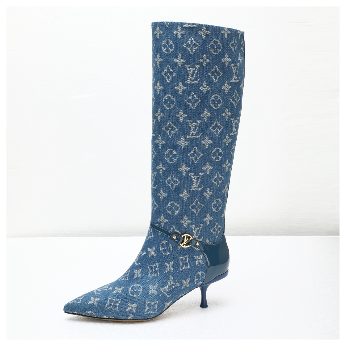 NO:535394,[Reveal of Purchase Agent] Top LV autumn and winter boots, this is the 1:1 ceiling!  2025 official winter new 16-inch pointed-toe boots, perfect last + simultaneous update of the official website, true purchasing-grade quality, high-end at a glance!  Highlights: New original inverted mold last, ultimate three-dimensional tailoring, imported high-end fabric, delicate and high-end touch, classic LV hardware logo, clear details, 16-inch boot cylinder height, slimming and lengthening ratio, instant feeling when you put on the feet, comfortable wrapping without pressing feet, pointed toe design full of femininity, LV elegant temperament when walking #LV autumn and winter ace #long boot ceiling #high-end outfit #1:1 quality #boot evaluation Fabric calfskin/presby flower/denim high-quality soft sheepskin lining, footbed imported goatskin, Italian leather soles 5.5 paint heels Size 34-41 (34.40, 41, customization, no return or replacement), boots, louis vuitton, boots, cowhide, sheepskin, Leather soles19860909【代购揭秘】顶级LV秋冬长靴,这才是1:1天花板！ 2025官冬新款16寸尖头长靴 完美楦型+官网同步更新 真正代购级品质,一眼高级！ 亮点直击 新原版倒模楦型,极致立体剪裁 进口高端面料,触感细腻高级 经典LV五金logo,细节刻印清晰 16寸靴筒高度,显瘦拉长比例 上脚即刻感受 舒适包裹不压脚 尖头设计女人味拉满 行走间尽显LV优雅气质 #LV秋冬王牌 #长靴天花板 #高级感穿搭 #1:1品质 #靴子测评 面料小牛皮/老花/牛仔布 内里优质柔软羊皮里、 垫脚进口山羊皮、 意大利真皮大底 5.5烤漆跟 码数34-41（34.40、41、定制不退不换）,靴子,louis vuitton,boots,cowhide,sheepskin,Leather soles,Women's Shoes