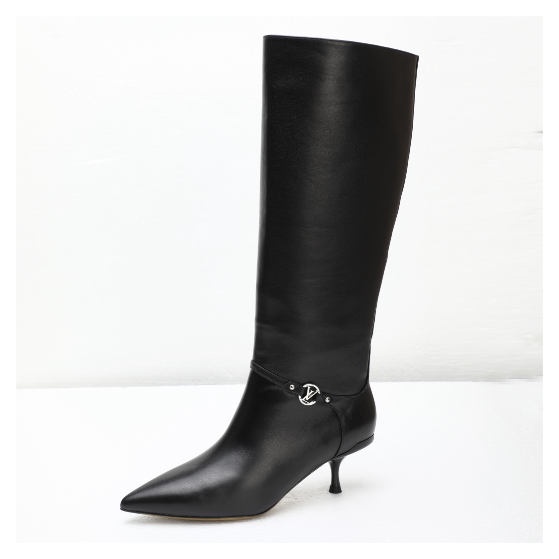 NO:535399,[Reveal of Purchase Agent] Top LV autumn and winter boots, this is the 1:1 ceiling!  2025 official winter new 16-inch pointed-toe boots, perfect last + simultaneous update of the official website, true purchasing-grade quality, high-end at a glance!  Highlights: New original inverted model, ultimate three-dimensional tailoring, imported high-end fabric, delicate and high-end touch, classic LV hardware logo, clear details, 16-inch boot cylinder height, slimming and lengthening ratio, instant feeling when you put on your feet, comfortable wrapping without pressing feet, pointed toe design full of femininity, LV elegant temperament when walking #LV autumn and winter ace #long boot ceiling #high-end outfit #1:1 quality #boot evaluation Fabric calfskin/presby flower/denim high-quality soft sheepskin lining, footbed imported goatskin, Italian leather soles 5.5 paint heels Size 34-41 (34.40, 41, customization is not returned or replaced), boots, louis vuitton, boots, cowhide, sheepskin, Leather soles19860909【代购揭秘】顶级LV秋冬长靴,这才是1:1天花板！ 2025官冬新款16寸尖头长靴 完美楦型+官网同步更新 真正代购级品质,一眼高级！ 亮点直击 新原版倒模楦型,极致立体剪裁 进口高端面料,触感细腻高级 经典LV五金logo,细节刻印清晰 16寸靴筒高度,显瘦拉长比例 上脚即刻感受 舒适包裹不压脚 尖头设计女人味拉满 行走间尽显LV优雅气质 #LV秋冬王牌 #长靴天花板 #高级感穿搭 #1:1品质 #靴子测评 面料小牛皮/老花/牛仔布 内里优质柔软羊皮里、 垫脚进口山羊皮、 意大利真皮大底 5.5烤漆跟 码数34-41（34.40、41、定制不退不换),靴子,louis vuitton,boots,cowhide,sheepskin,Leather soles,Women's Shoes