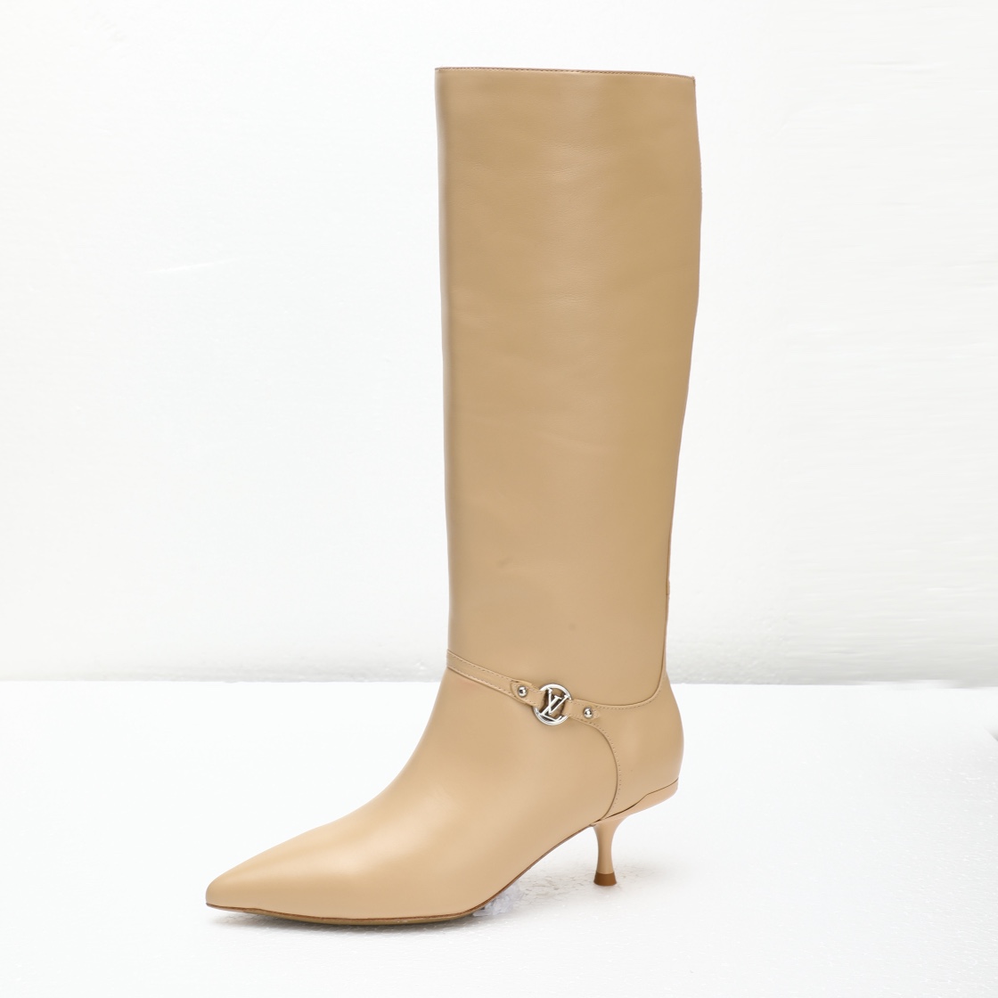 NO:535676,[Purchase level], Louis Vuitton 2025 official autumn and winter 16-inch boot series. Perfect last, pointed new products, and the official website is updated simultaneously. Lv hardware 'logo' is decorated with embellishments, the details are full, and the visual feast of the effect is difficult to conceal the elegant temperament of Lv, which is just right, comfortable and easy to wear on the feet, and full of femininity. The new original inverted mold last, with the ultimate 1:1 shape, exquisite workmanship, and imported high-end fabrics present a delicate texture!  Fabric calfskin/presby flower/denim, high quality soft sheepskin inside, imported goatskin with foot pads, Italian leather sole 5.5 paint heels, size 34-41 (34.40, 41, custom-made, no return or replacement), boots, louis vuitton, louis vuitton, boots, cowhide, sheepskin, Leather soles19860909【代购级】、Louis Vuitton 2025官秋冬16寸长靴系列.完美楦型、 尖头新品、官网同步更新 Lv五金 “logo”饰以点缀,细节感拉满、效果视觉盛宴难以掩饰lv的优雅气质刚刚好、上脚舒适好穿、女人味十足. 新原版倒模楦型,极致1:1形体,做工精致、进口高端面料呈现出精致质感！ 面料小牛皮/老花/牛仔布 内里优质柔软羊皮里、 垫脚进口山羊皮、 意大利真皮大底 5.5烤漆跟 码数34-41（34.40、41、定制不退不换）,靴子,louis vuitton,louis vuitton,boots,cowhide,sheepskin,Leather soles,Women's Shoes