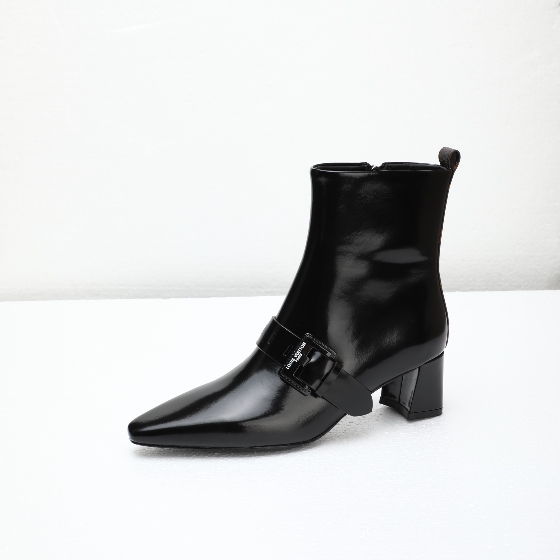 NO:535672,The latest 2025 L-home counter autumn and winter 6-inch short boots, the official website series is updated simultaneously, and the new LV paint button design, the style is novel and unique, comfortable and versatile, and full of heroic spirit. It does not tiring to walk, the original inverted mold last is the ultimate 1:1 shape, high-end quality, imported high-end fabrics present a delicate texture!  Imported fabric with edge beads/calfskin/litchi pattern cowhide/LV special presbyterian/denim, high-quality soft sheepskin lining, footbed imported sheepskin lining, open mold custom A-level high-definition private mold bottom, luxurious packaging!  4.5 leather bag heels, 35-40, (34.40.41 custom-made, no return or exchange), boots, louis vuitton, boots, cowhide, sheepskin198609092025最新L家专柜秋冬最新款6寸短靴、官网系列同步更新、、LV新款烤漆扣设计,款式新颖别致、上脚舒适百搭、英气十足.走路不累脚、原版倒模楦型,极致1:1形体,高端品质、进口高端面料呈现出精致质感！ 面料进口开边珠/小牛皮/荔枝纹牛皮/LV专用老花/牛仔布 内里优质柔软羊皮里 垫脚进口羊皮里 开模定制A级高密私模大底,奢华包装！ 4.5面皮包跟 码数35-40、（34.40.41定制不退换）,靴子,louis vuitton,boots,cowhide,sheepskin,Women's Shoes